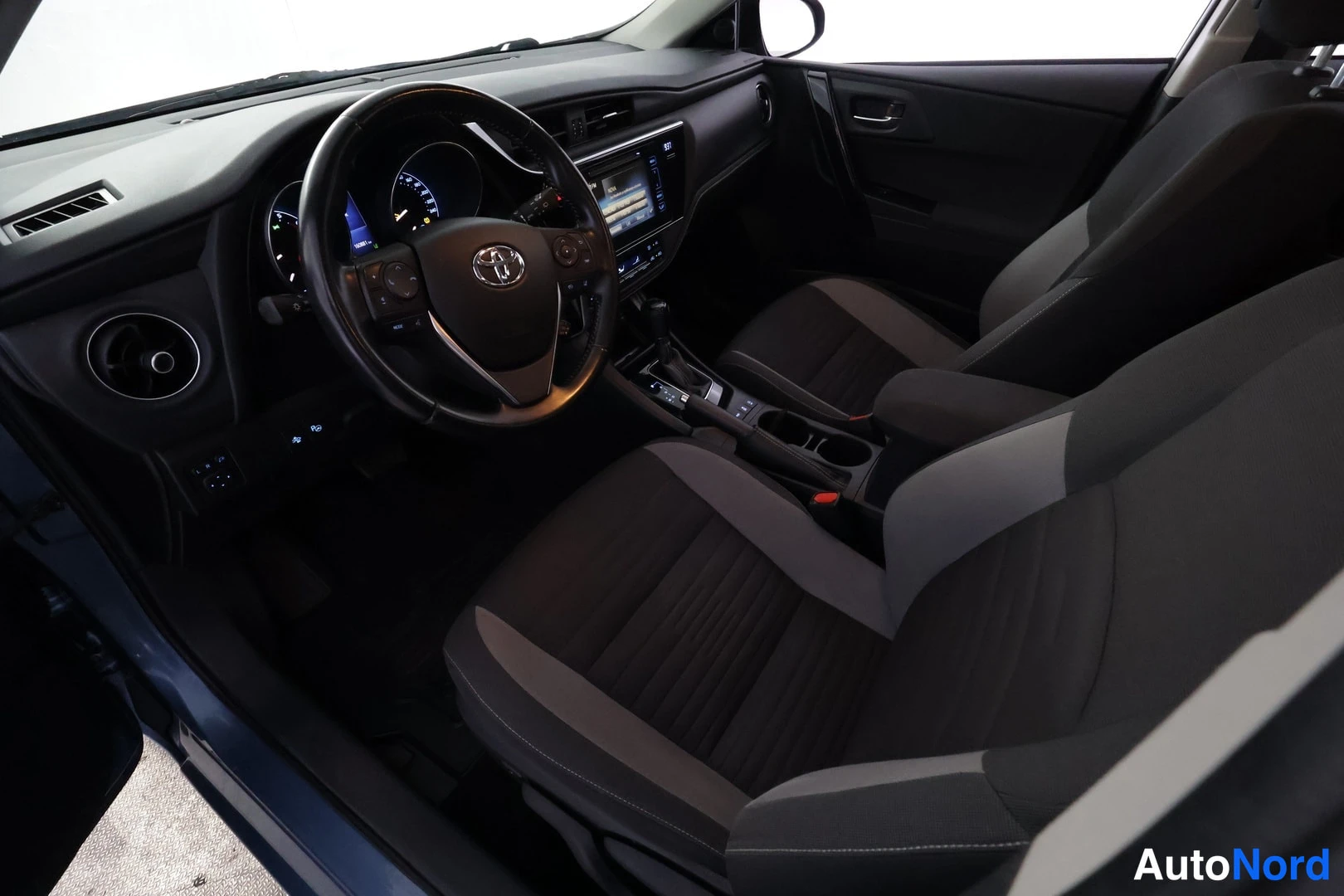 Sininen Toyota Auris 2017, ohjaamo, kuva 9