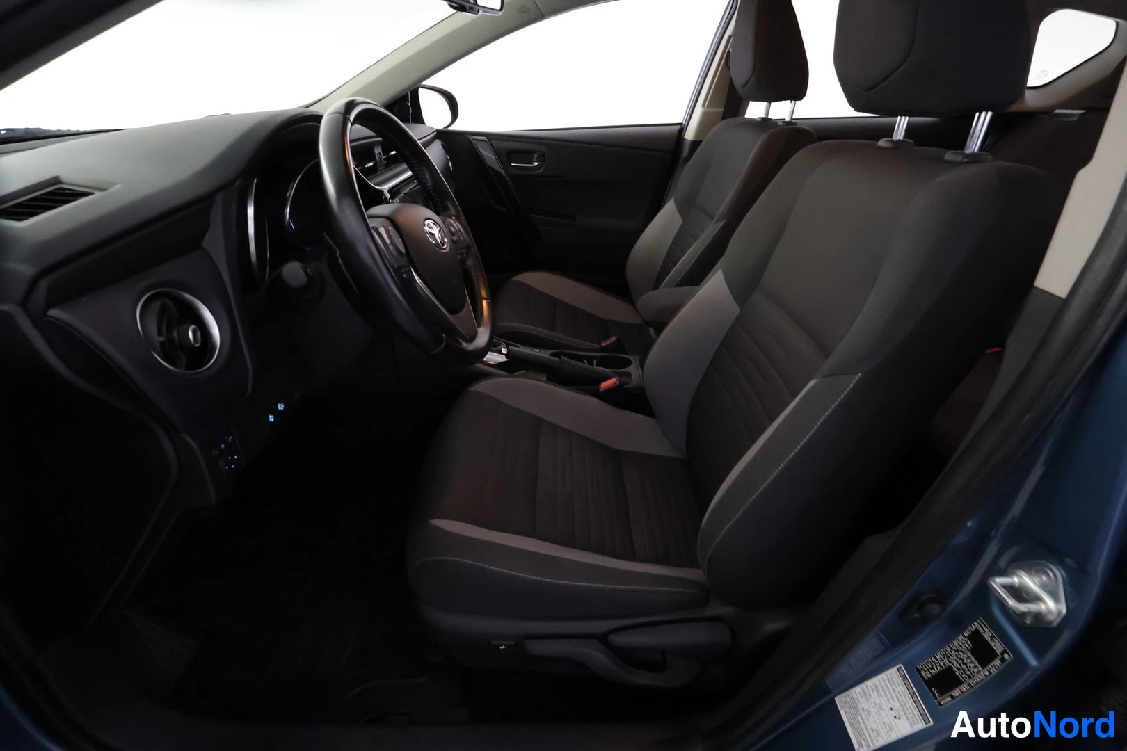 Sininen Toyota Auris 2017, ohjaamo, kuva 10