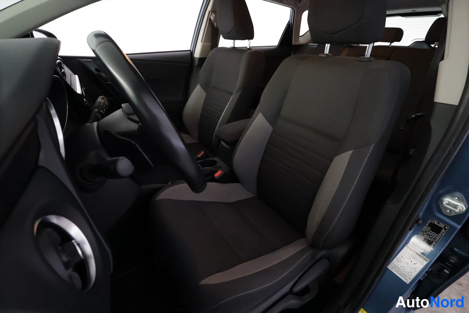 Sininen Toyota Auris 2017, etuistuimet, kuva 15