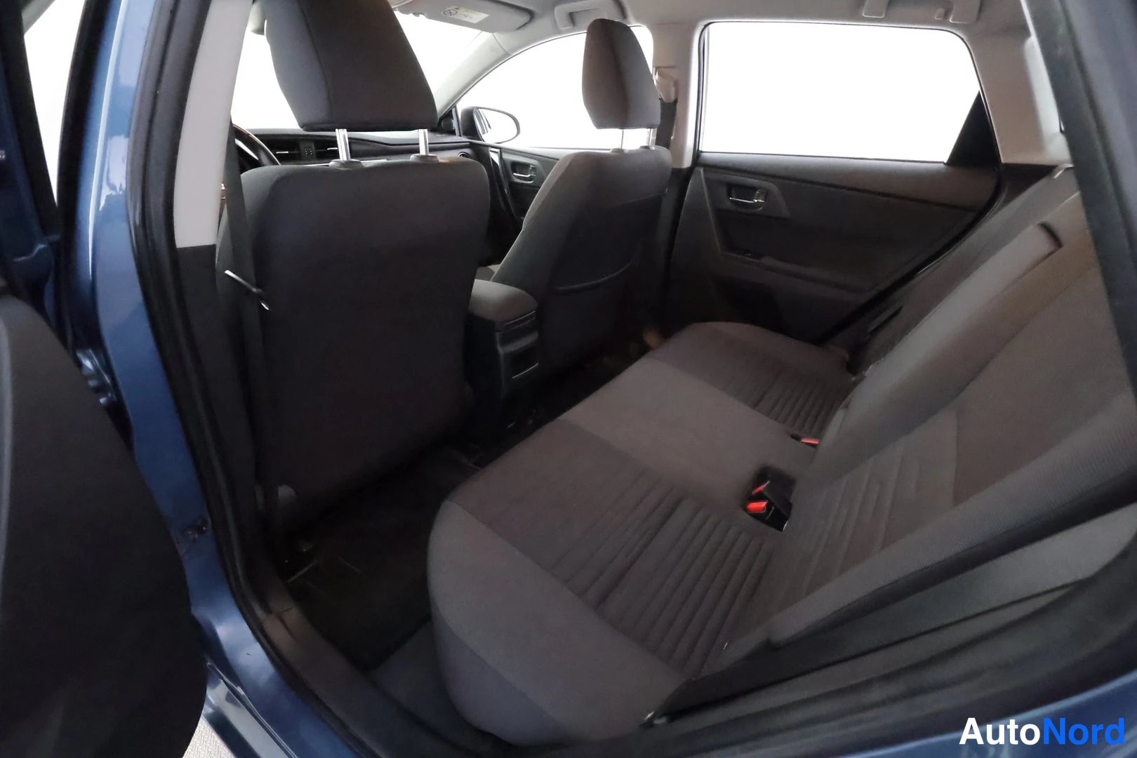 Sininen Toyota Auris 2017, takaistuimet, kuva 17