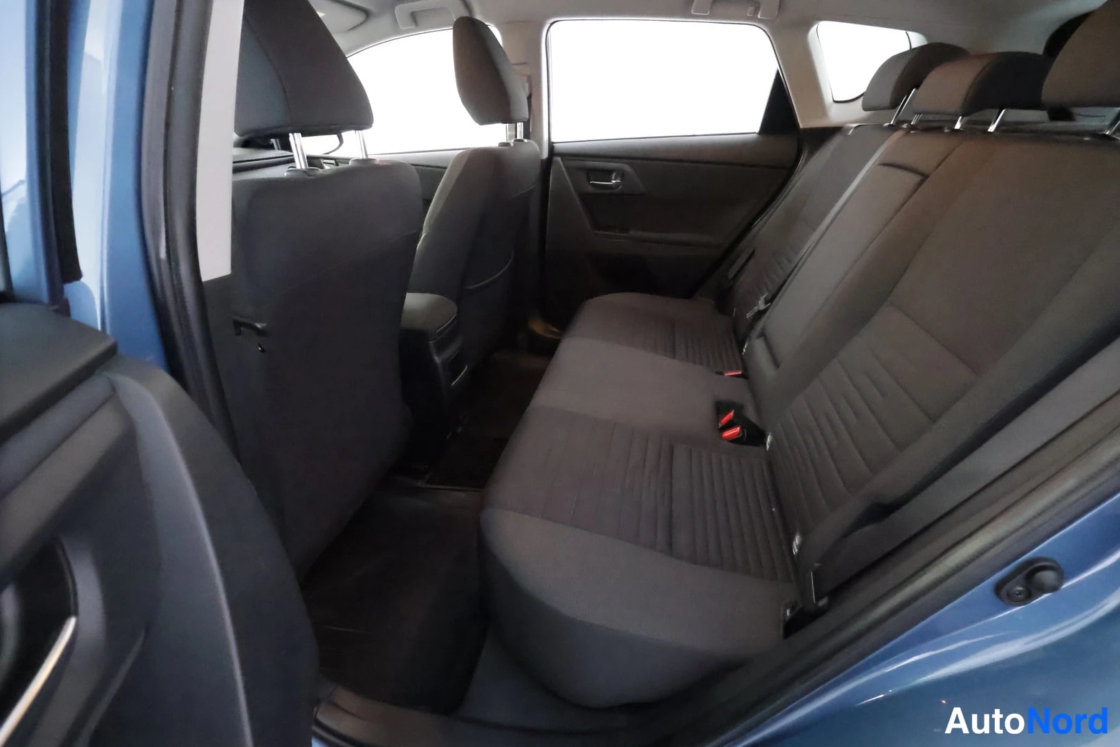 Sininen Toyota Auris 2017, takaistuimet, kuva 18