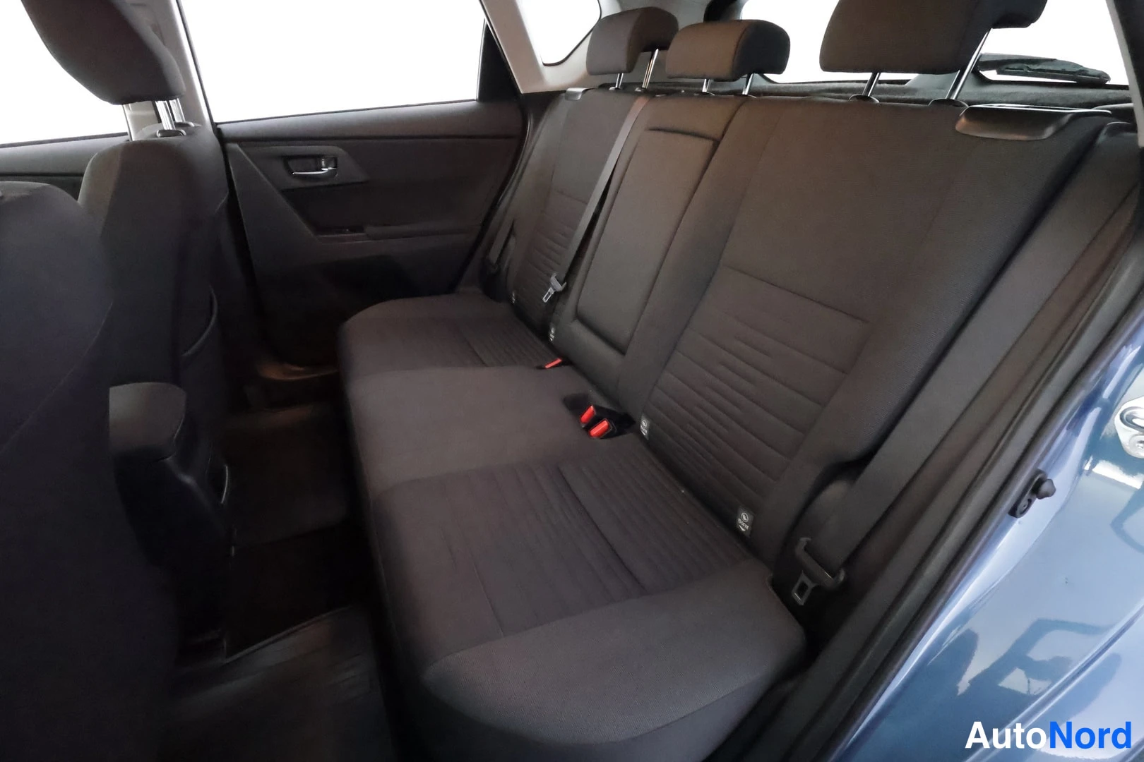 Sininen Toyota Auris 2017, takaistuimet, kuva 19