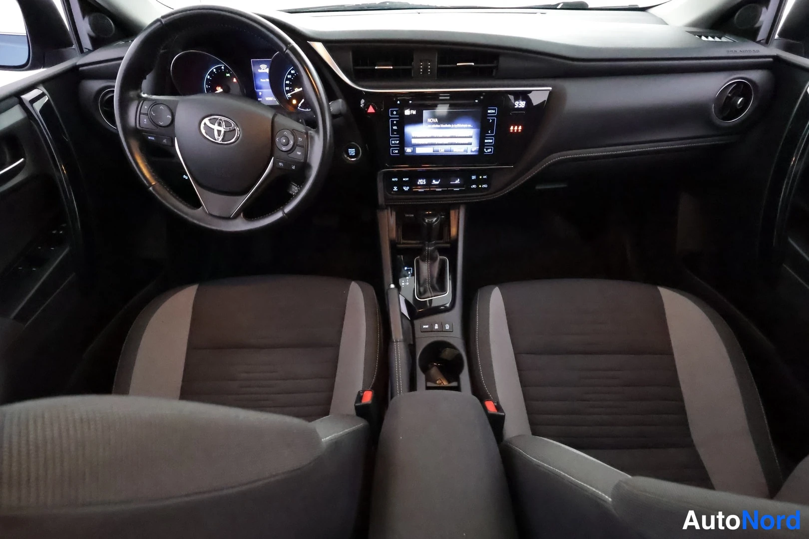 Sininen Toyota Auris 2017, ohjaamo, kuva 11