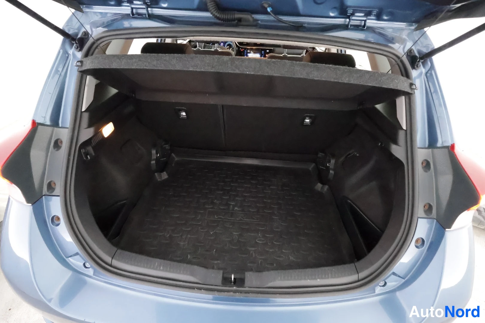 Sininen Toyota Auris 2017, tavaratila, kuva 23