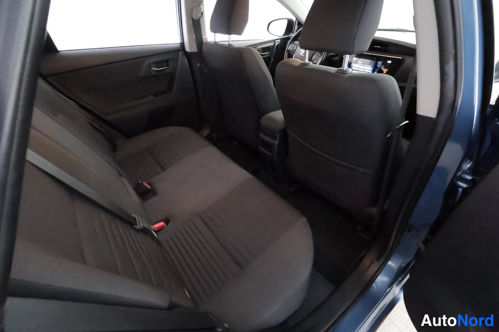 Sininen Toyota Auris 2017, takaistuimet, kuva 20
