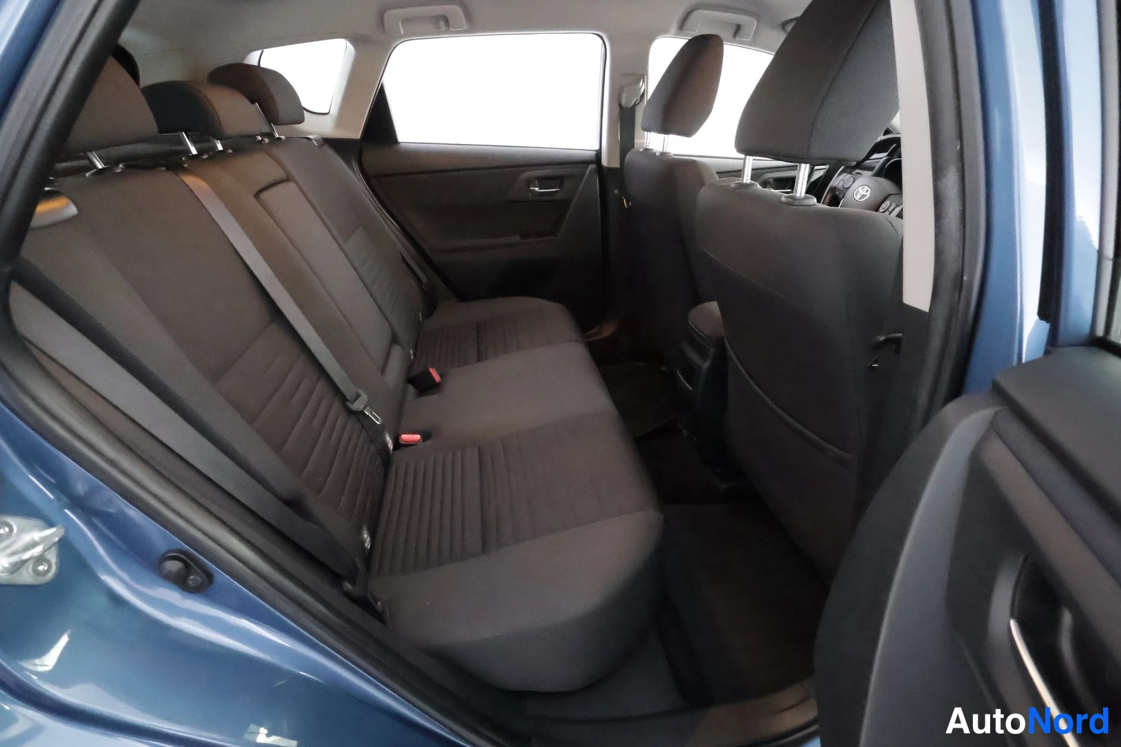 Sininen Toyota Auris 2017, takaistuimet, kuva 21