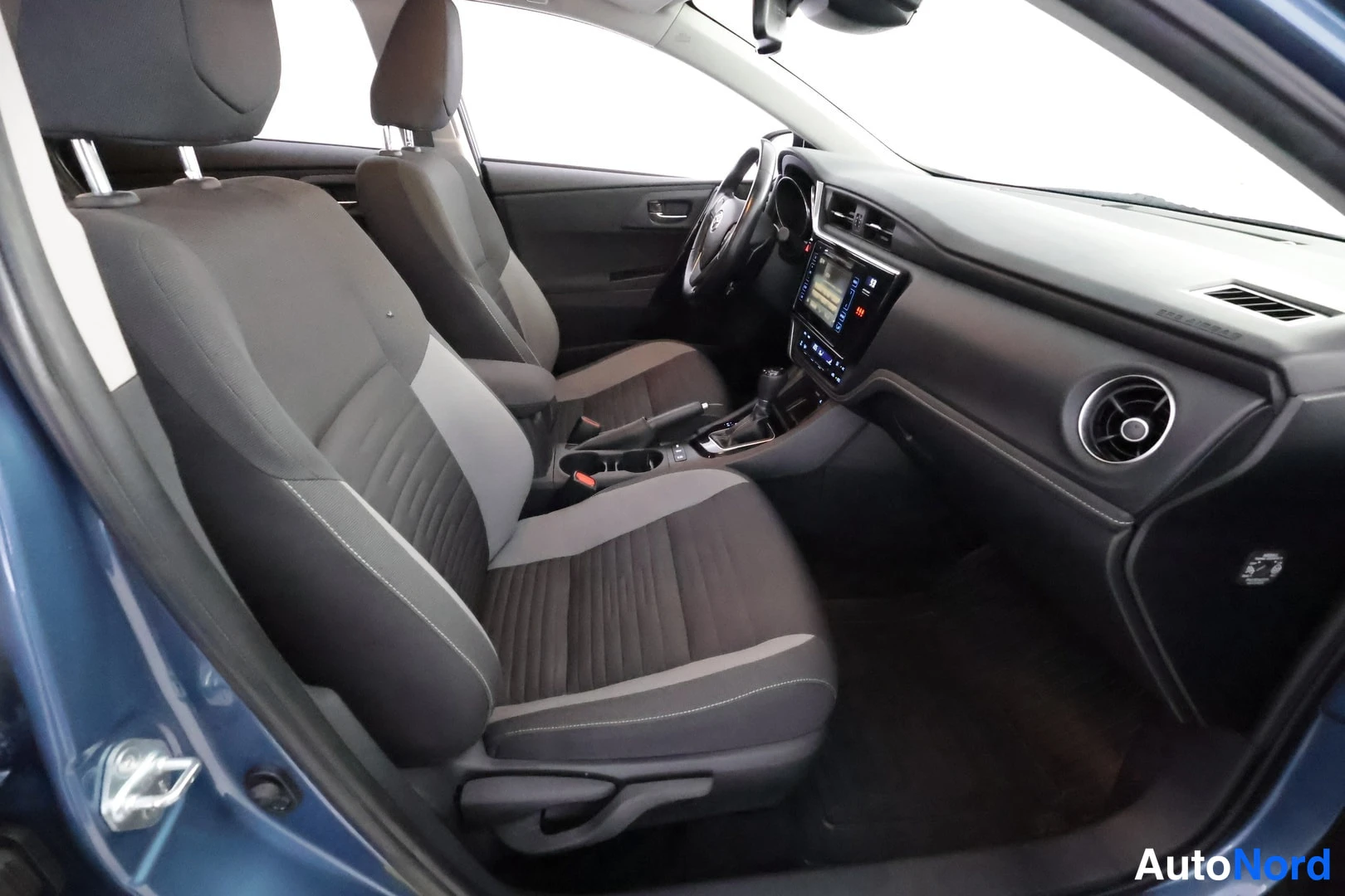 Sininen Toyota Auris 2017, etuistuimet, kuva 16