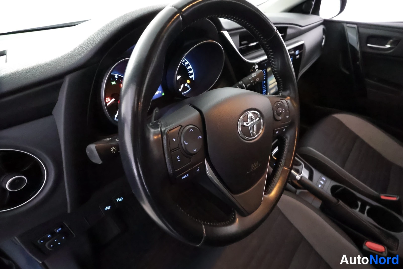 Sininen Toyota Auris 2017, ohjaamo, kuva 13
