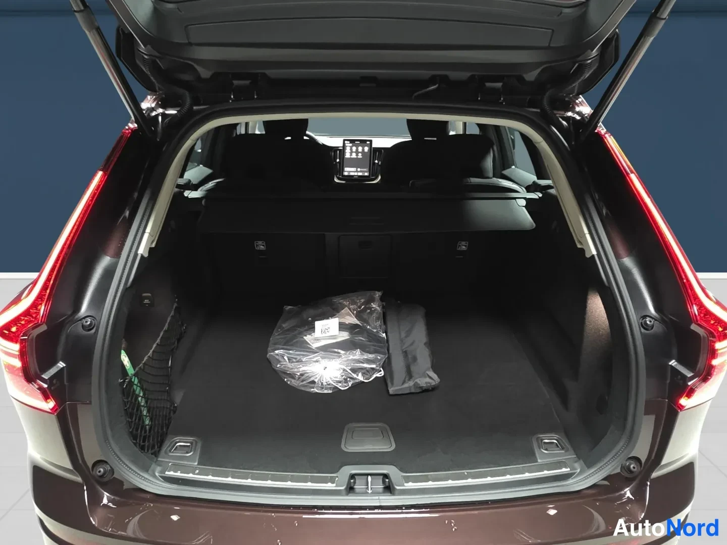 Röd Volvo XC60 2026, bakifrån, bild 7