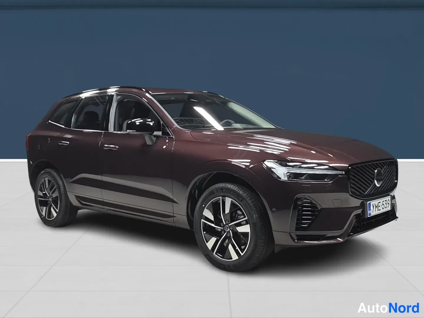 Röd Volvo XC60 2026, snett framifrån, fronten åt höger, bild 2
