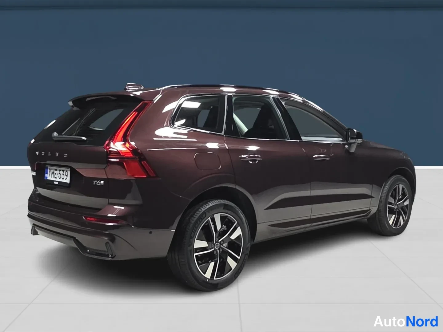 Röd Volvo XC60 2026, snett bakifrån, bild 4
