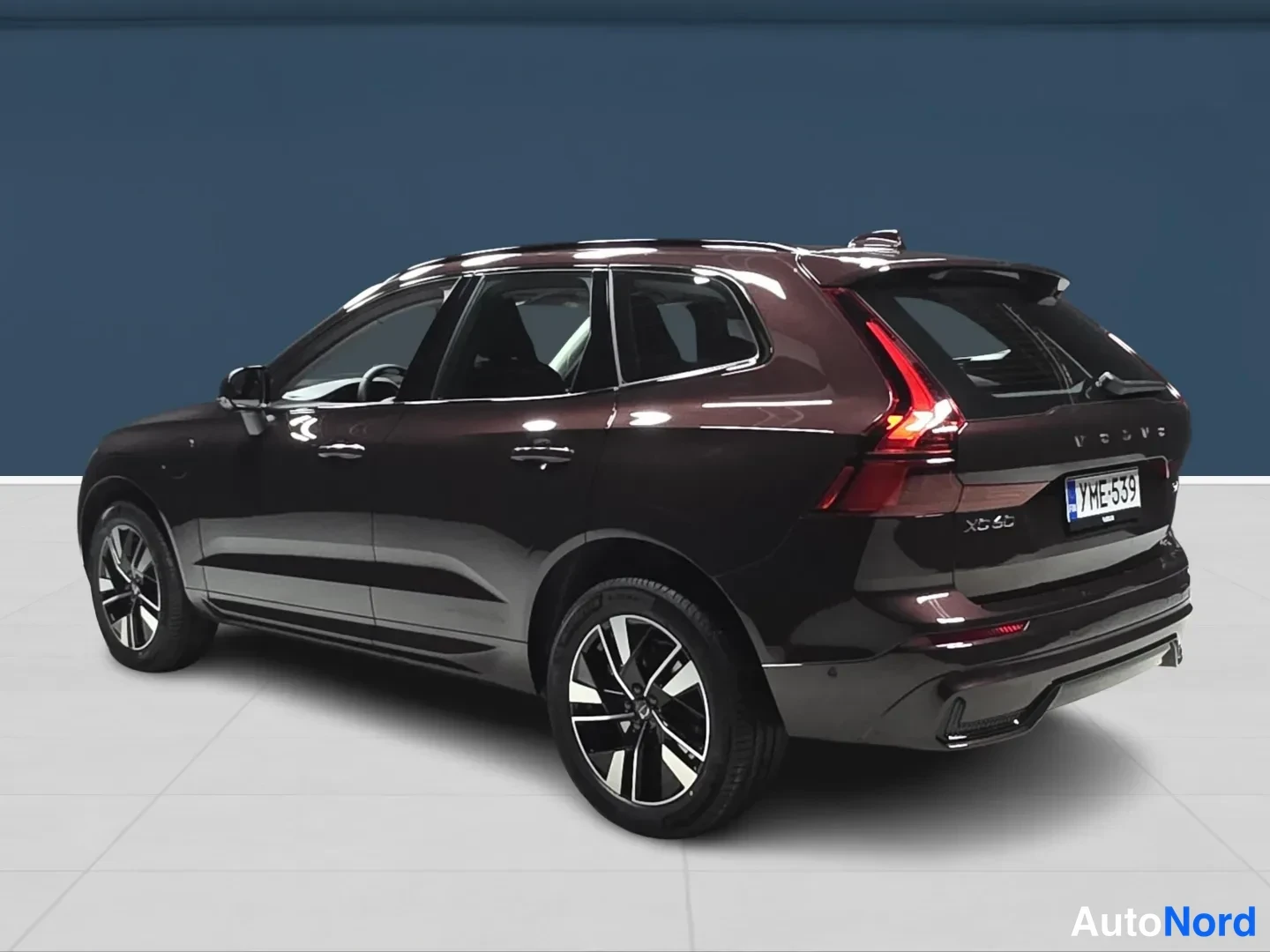 Röd Volvo XC60 2026, snett bakifrån, bild 5