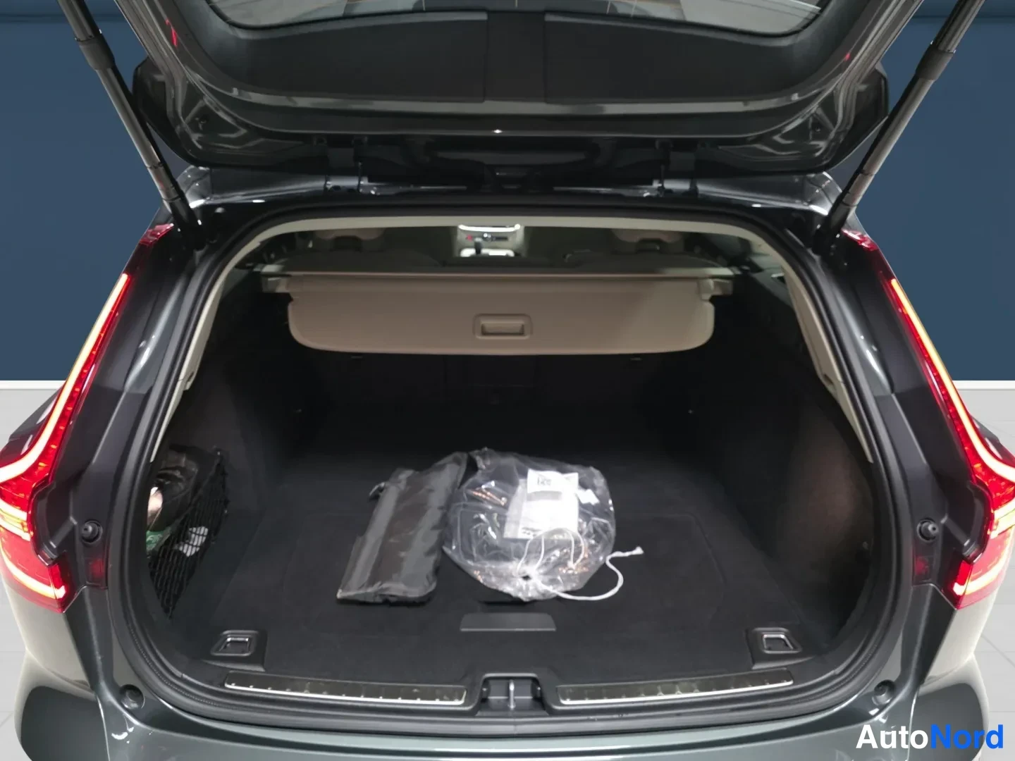 Vihreä Volvo V60 2026, takaa, kuva 7