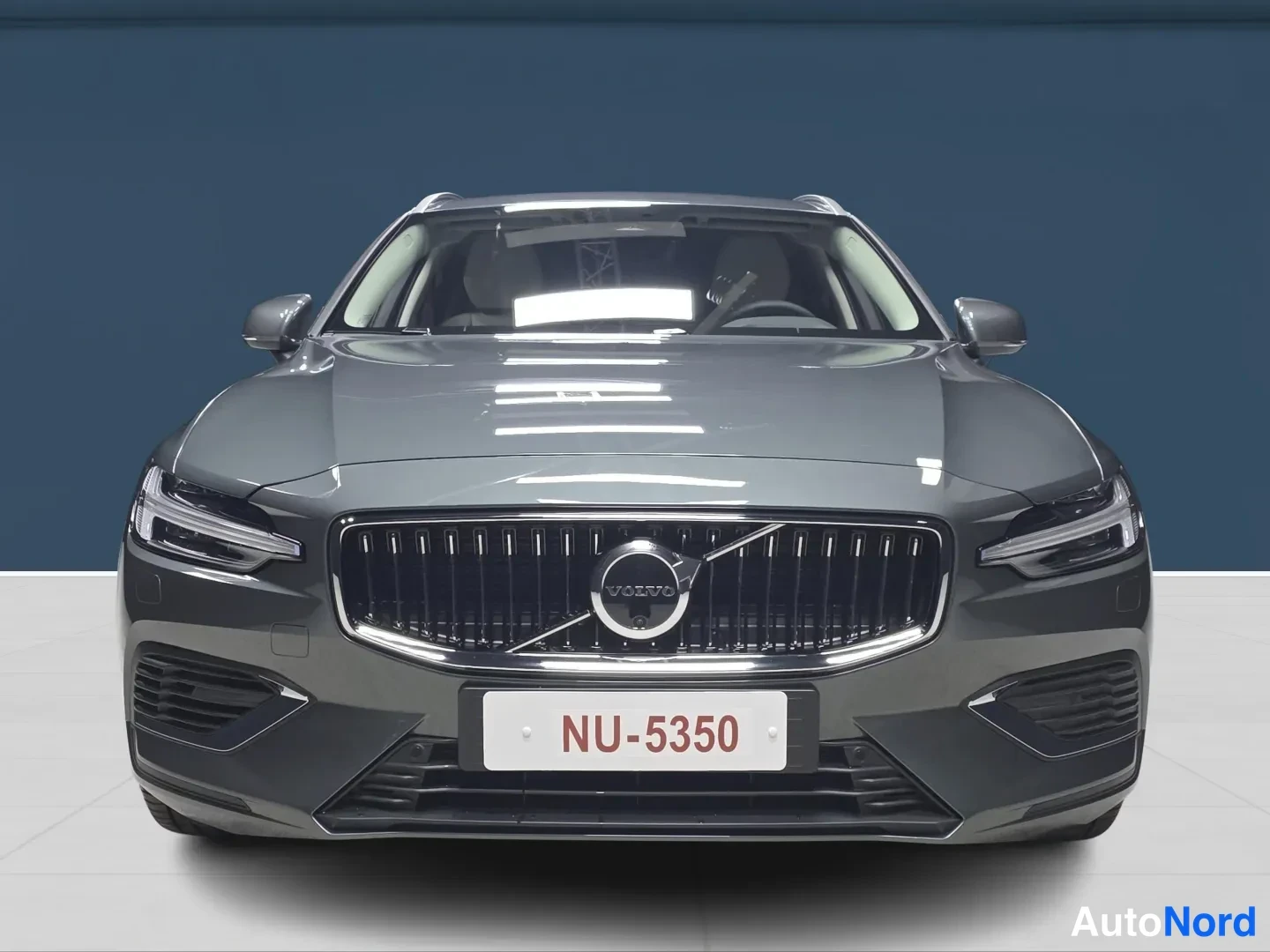 Vihreä Volvo V60 2026, edestä, kuva 3