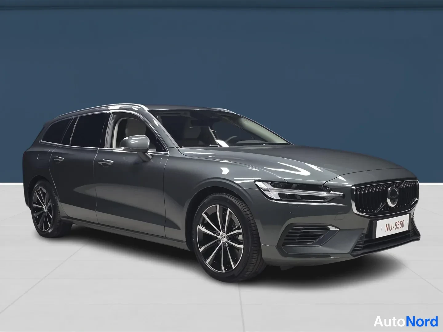 Vihreä Volvo V60 2026, etuviisto, keula oikealle, kuva 2
