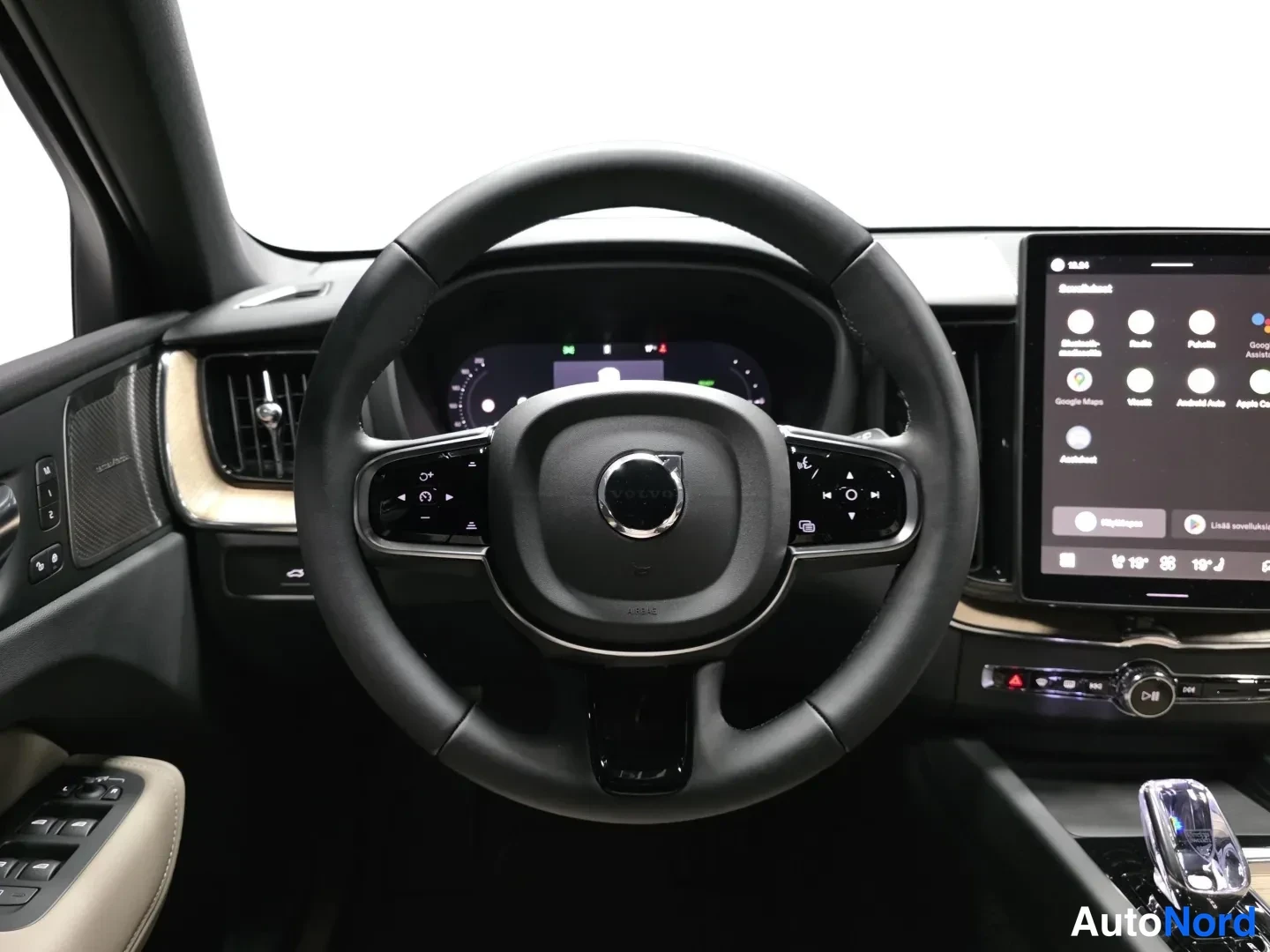 Punainen Volvo XC60 2026, kuva 12