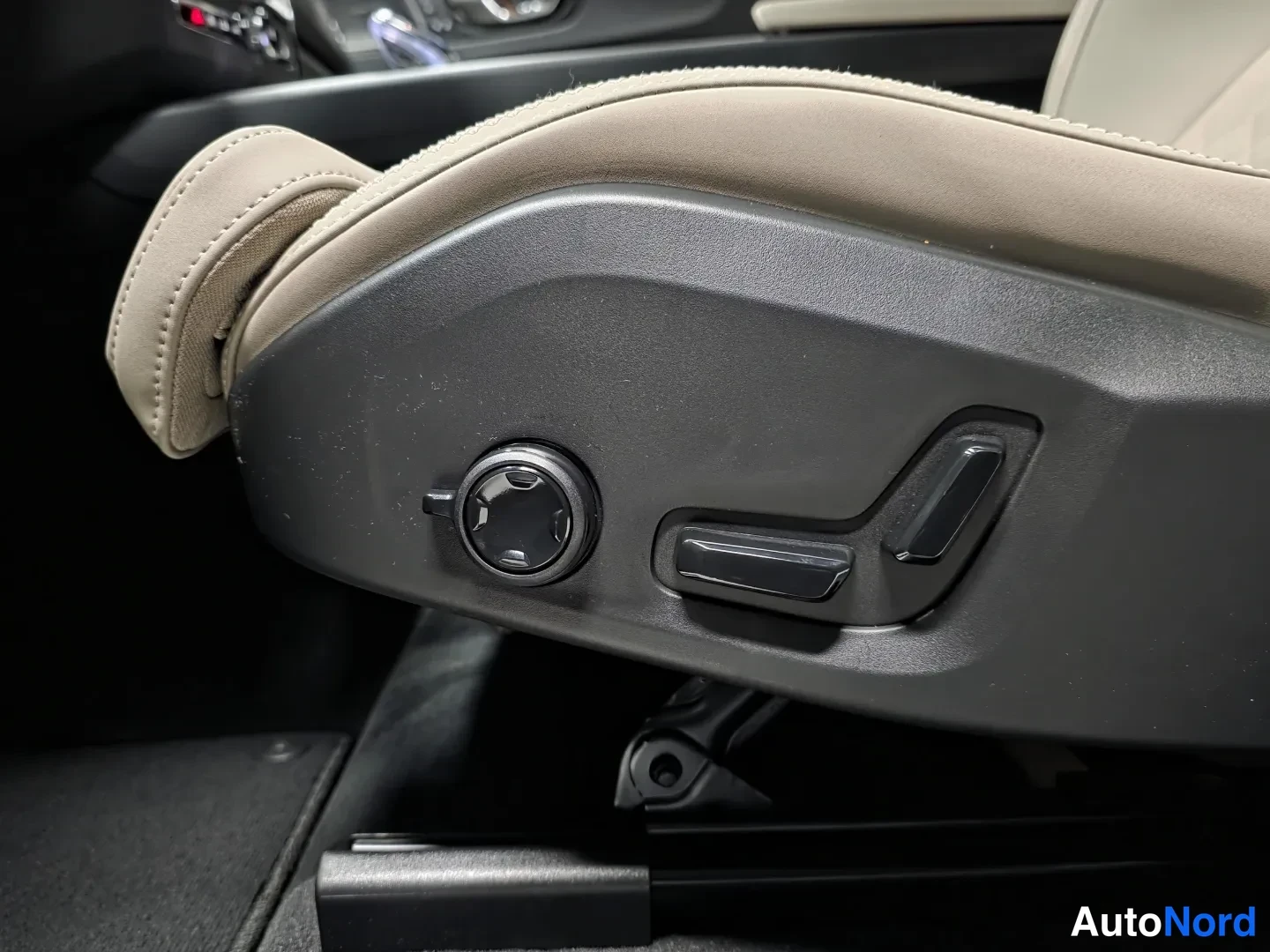 Punainen Volvo XC60 2026, kuva 16