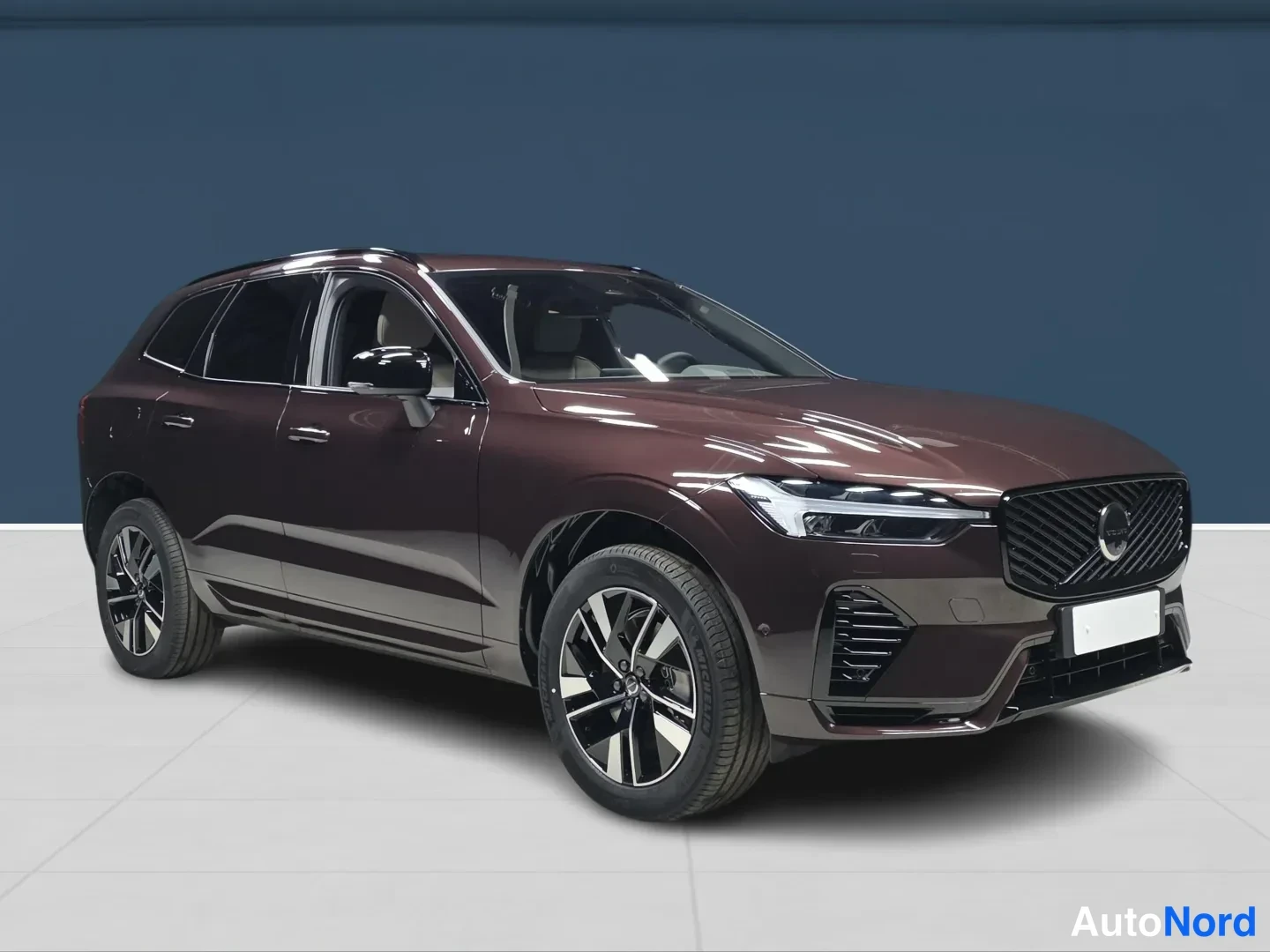 Punainen Volvo XC60 2026, takaviisto, kuva 4