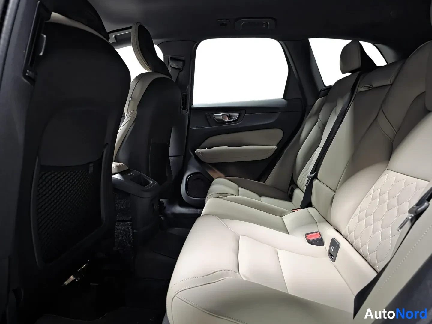 Punainen Volvo XC60 2026, kuva 11