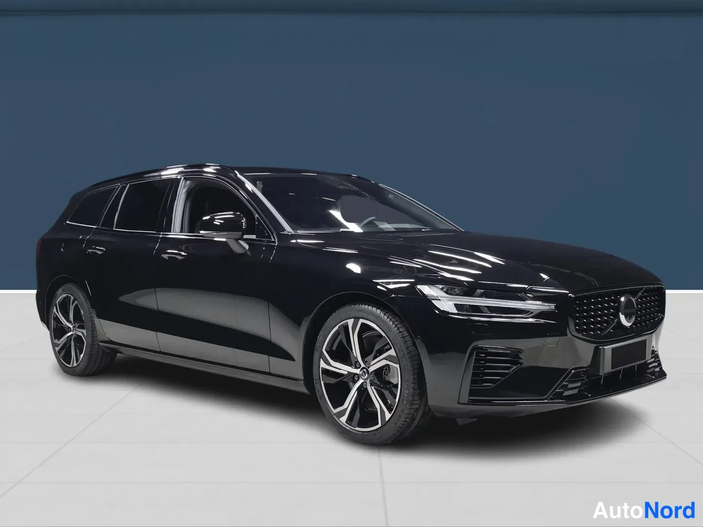 Musta Volvo V60 2026, etuviisto, keula oikealle, kuva 2