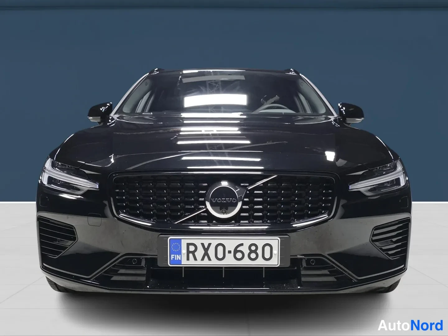 Musta Volvo V60 2026, edestä, kuva 3