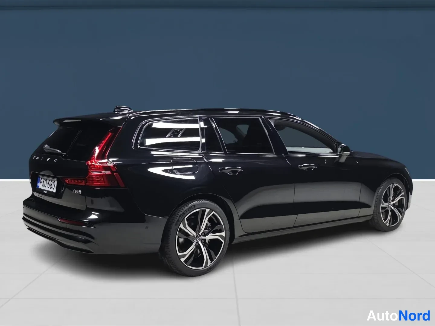 Musta Volvo V60 2026, takaviisto, kuva 4