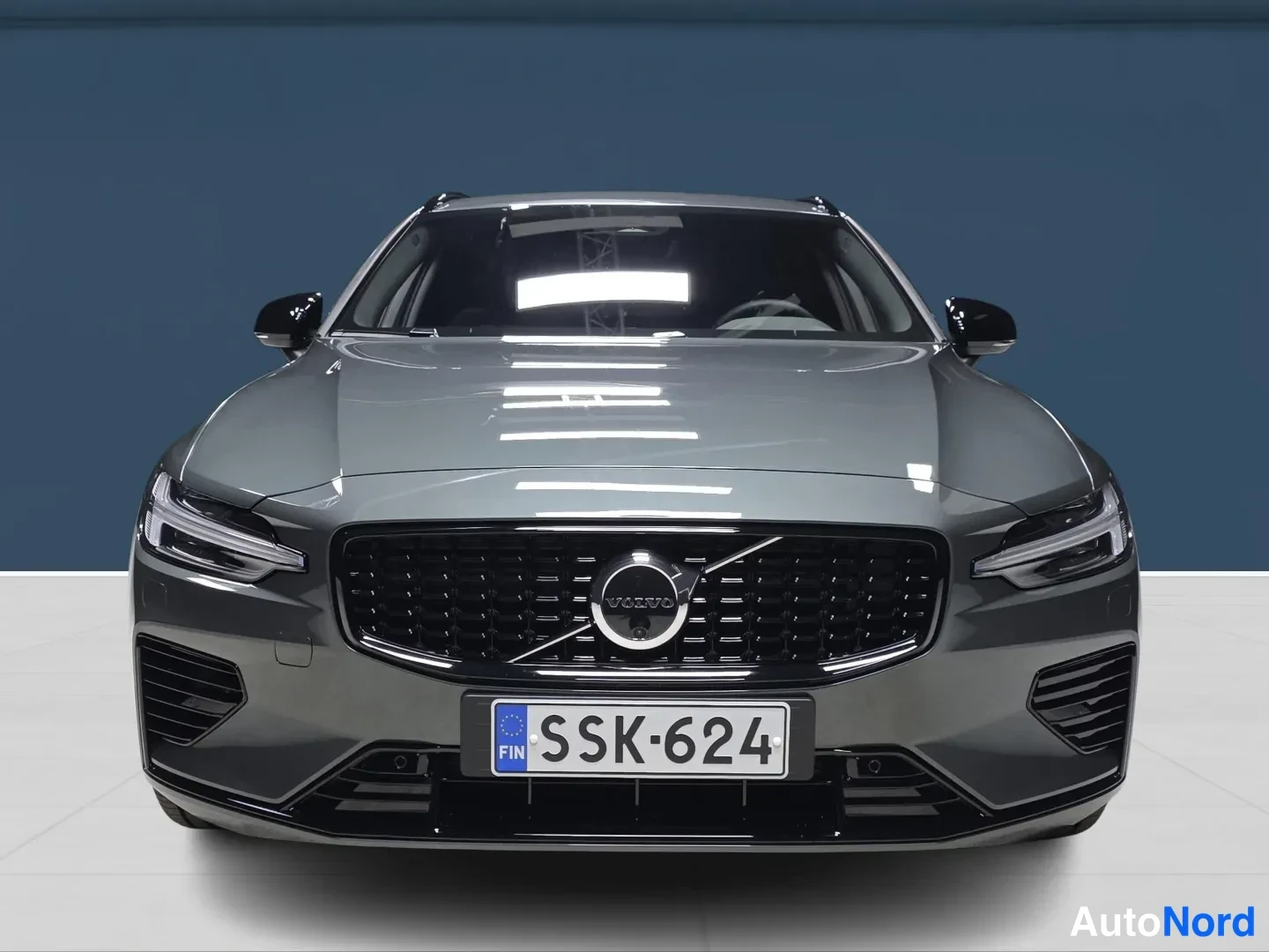 Vihreä Volvo V60 2026, edestä, kuva 3