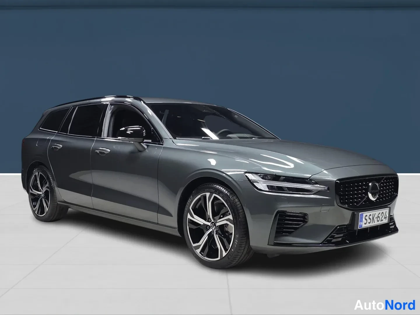 Vihreä Volvo V60 2026, etuviisto, keula oikealle, kuva 2