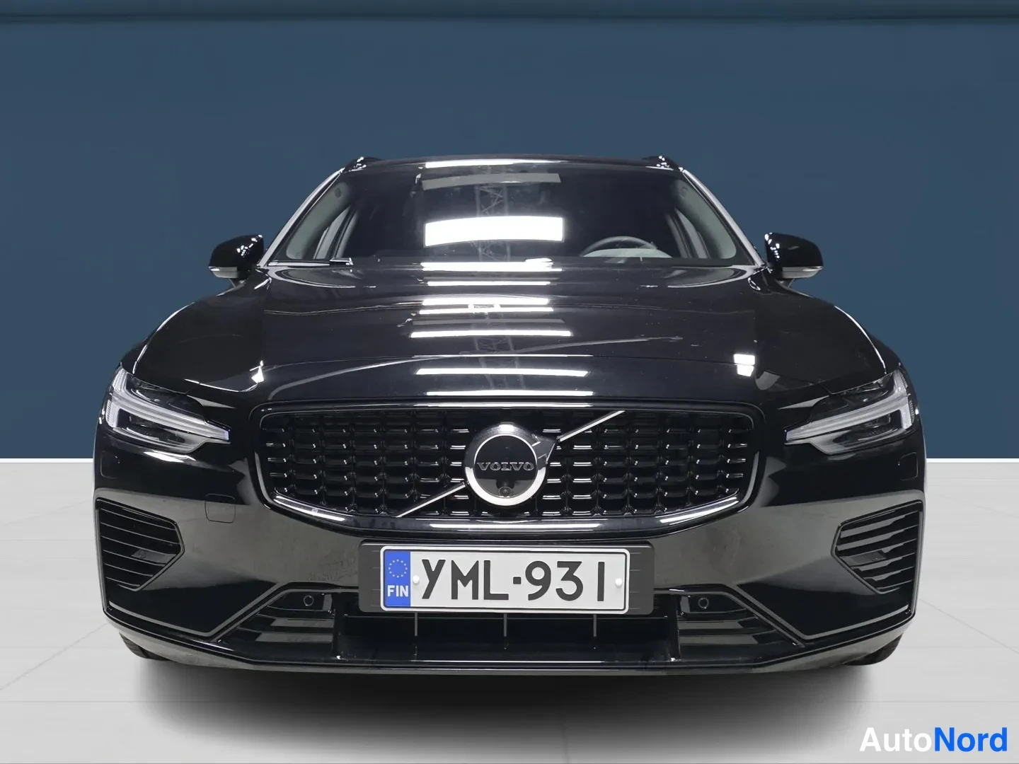 Musta Volvo V60 2026, edestä, kuva 2