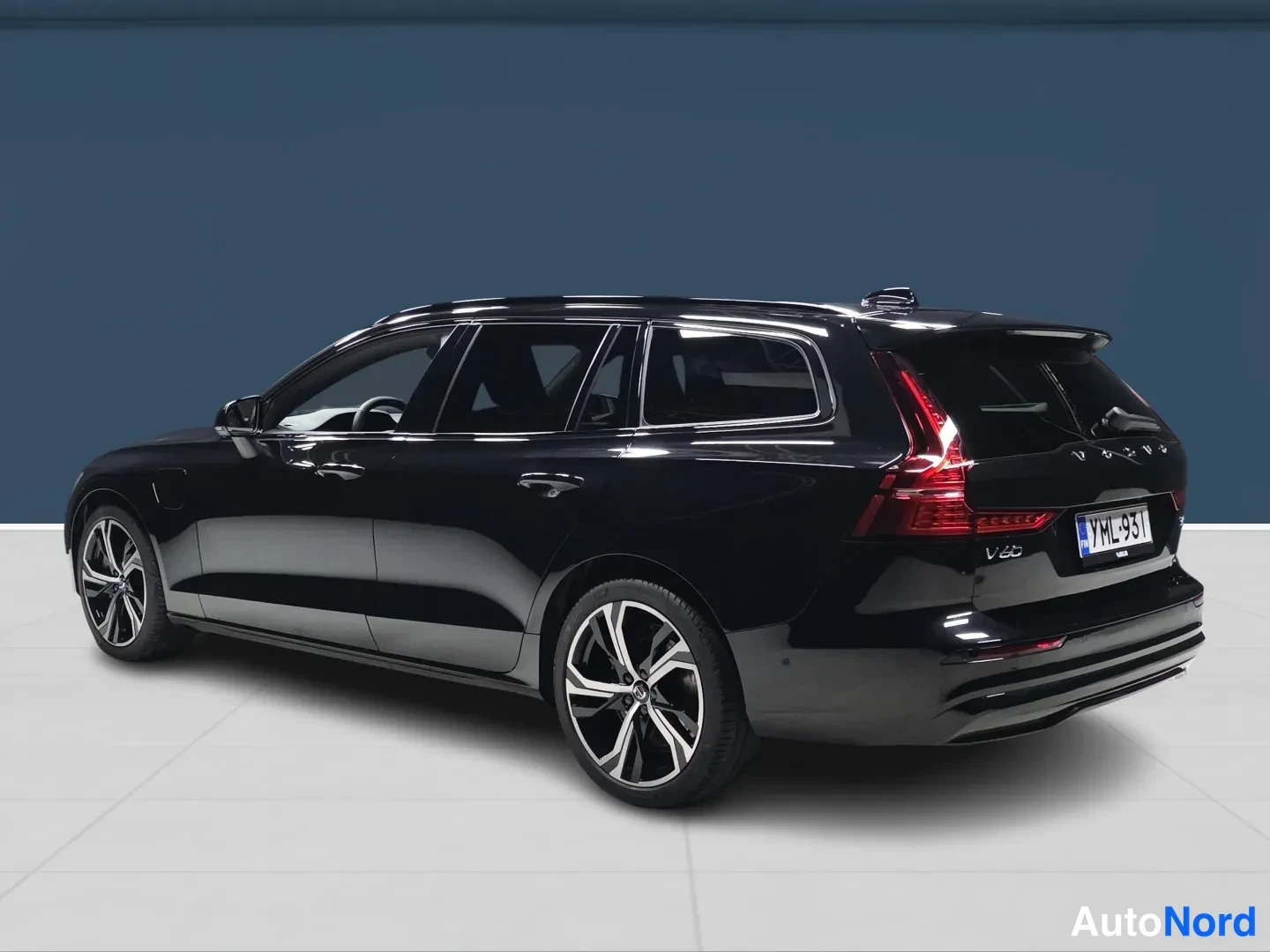 Musta Volvo V60 2026, takaviisto, kuva 4