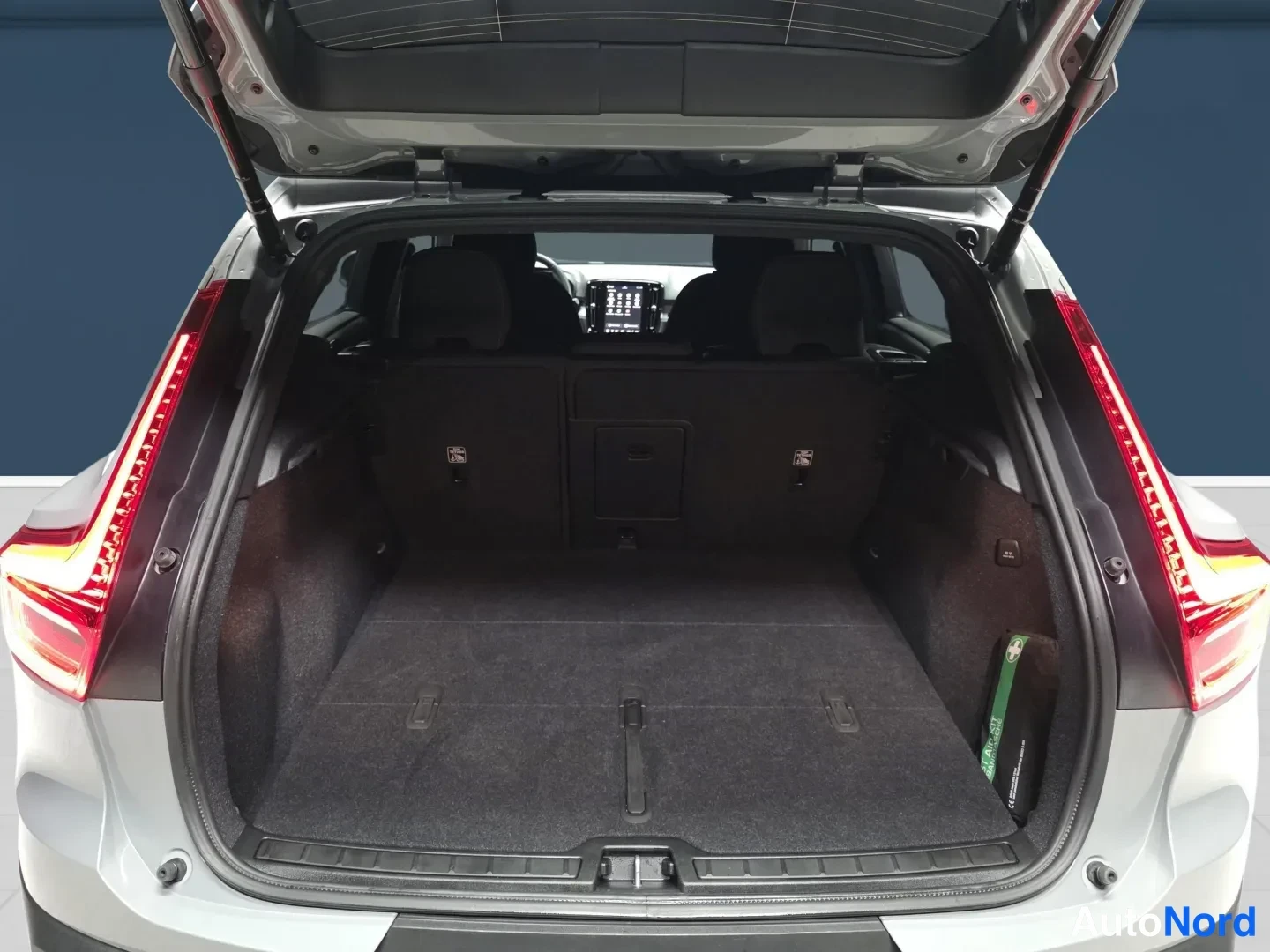 Grey Volvo XC40 2025, rear, photo 7