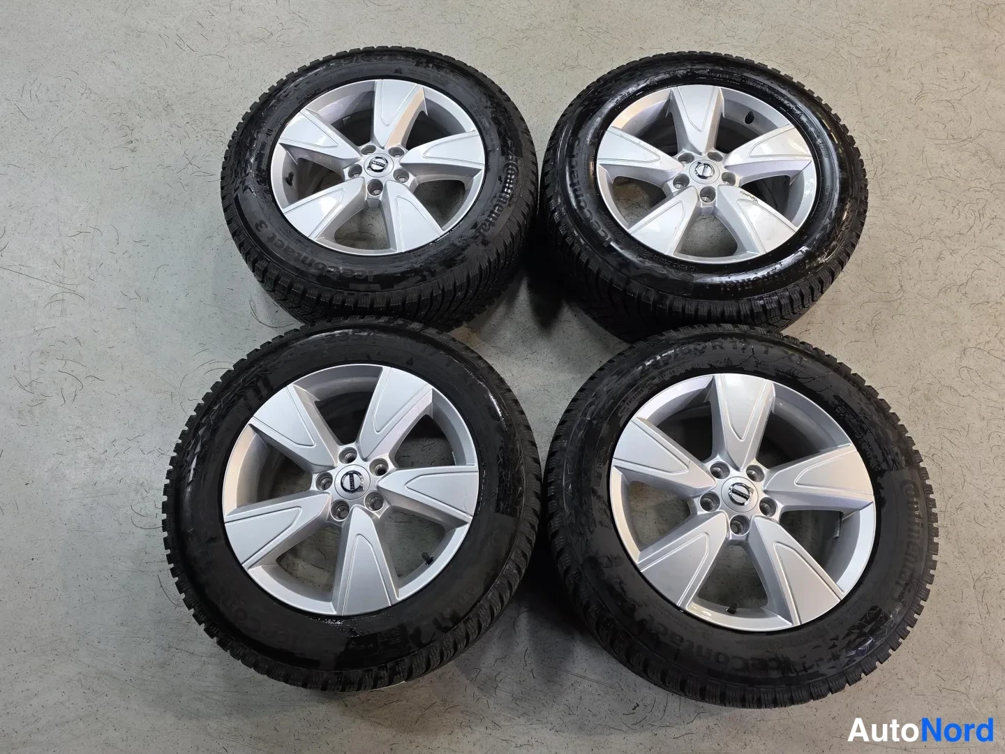 Grey Volvo XC40 2025, photo 13