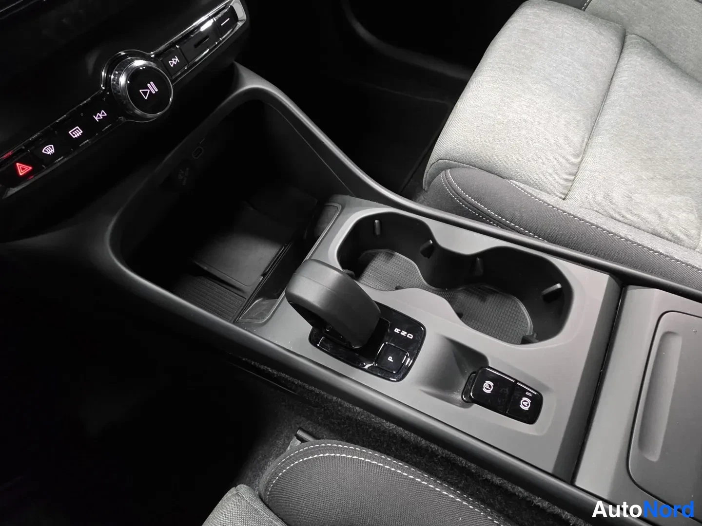 Grey Volvo XC40 2025, photo 16