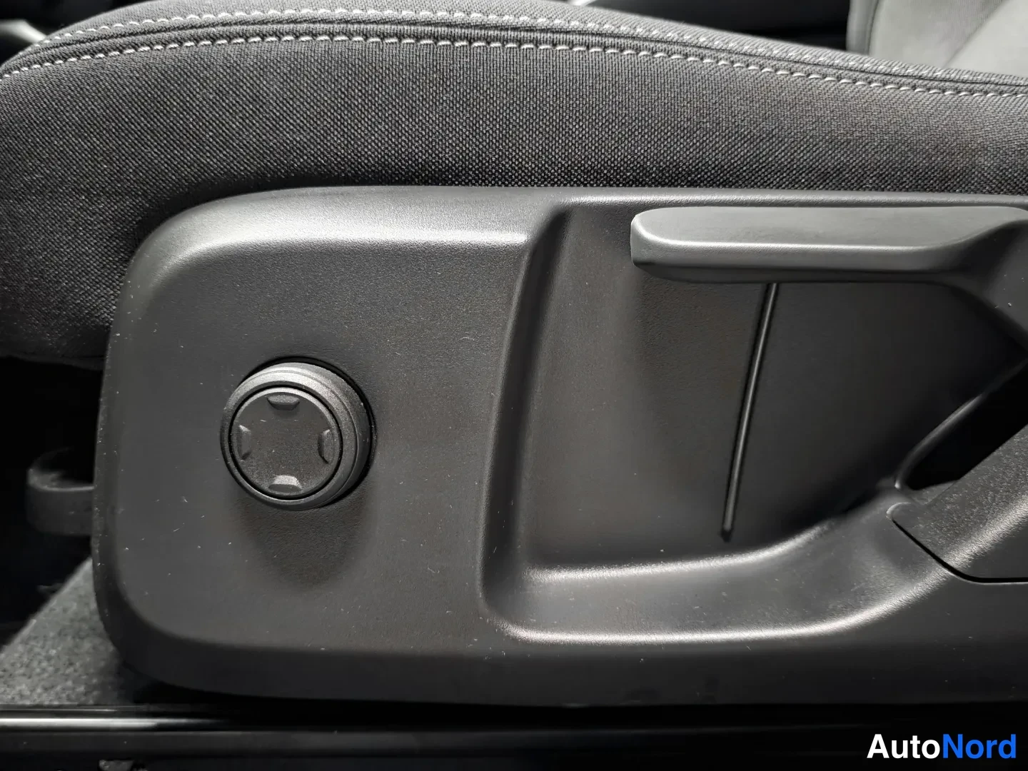 Grey Volvo XC40 2025, photo 17