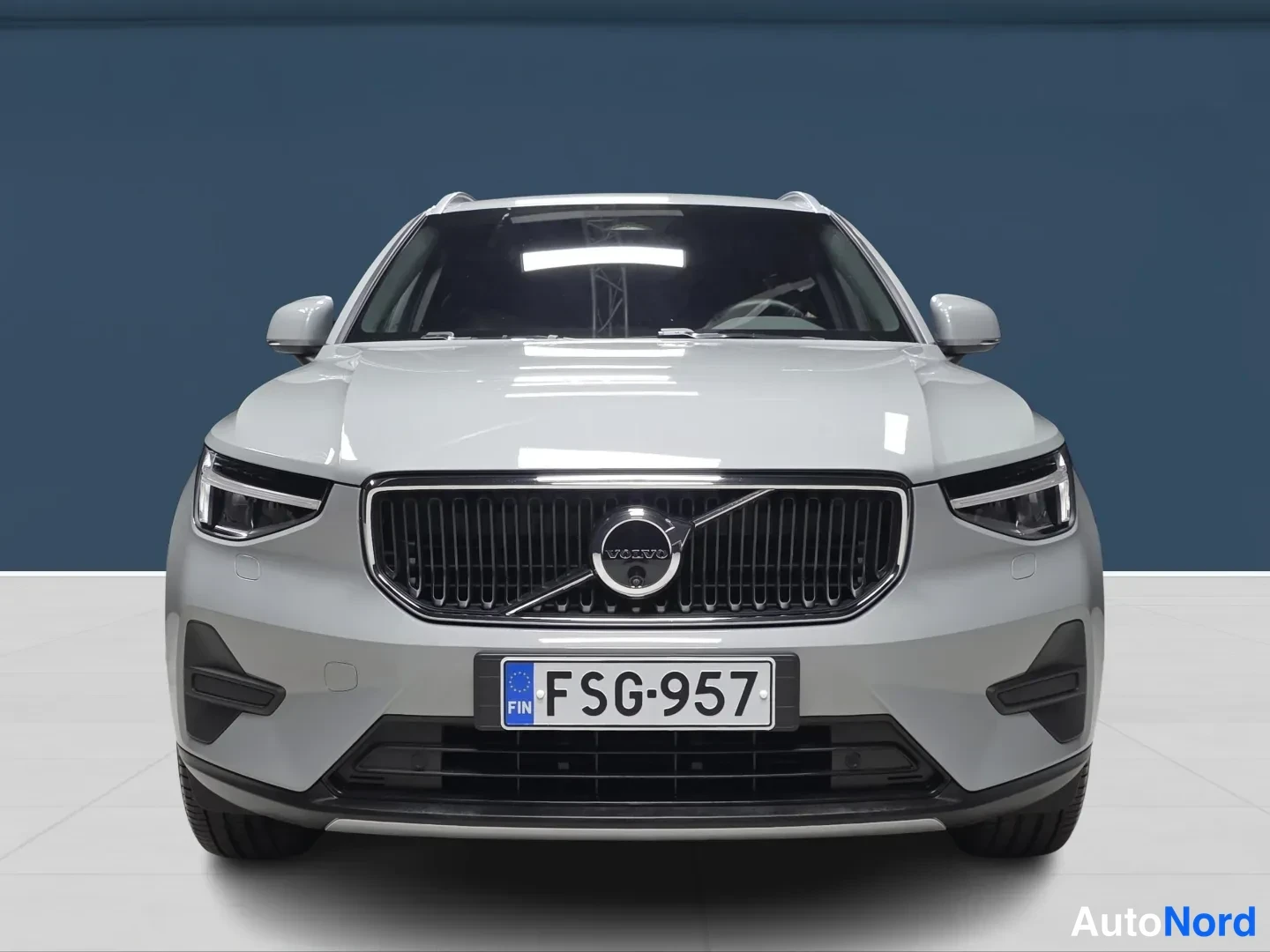 Grey Volvo XC40 2025, front, photo 3