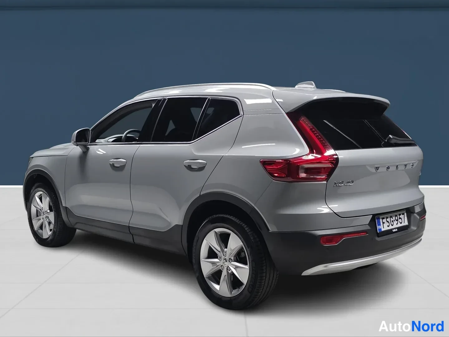 Grey Volvo XC40 2025, rear three-quarter, photo 5