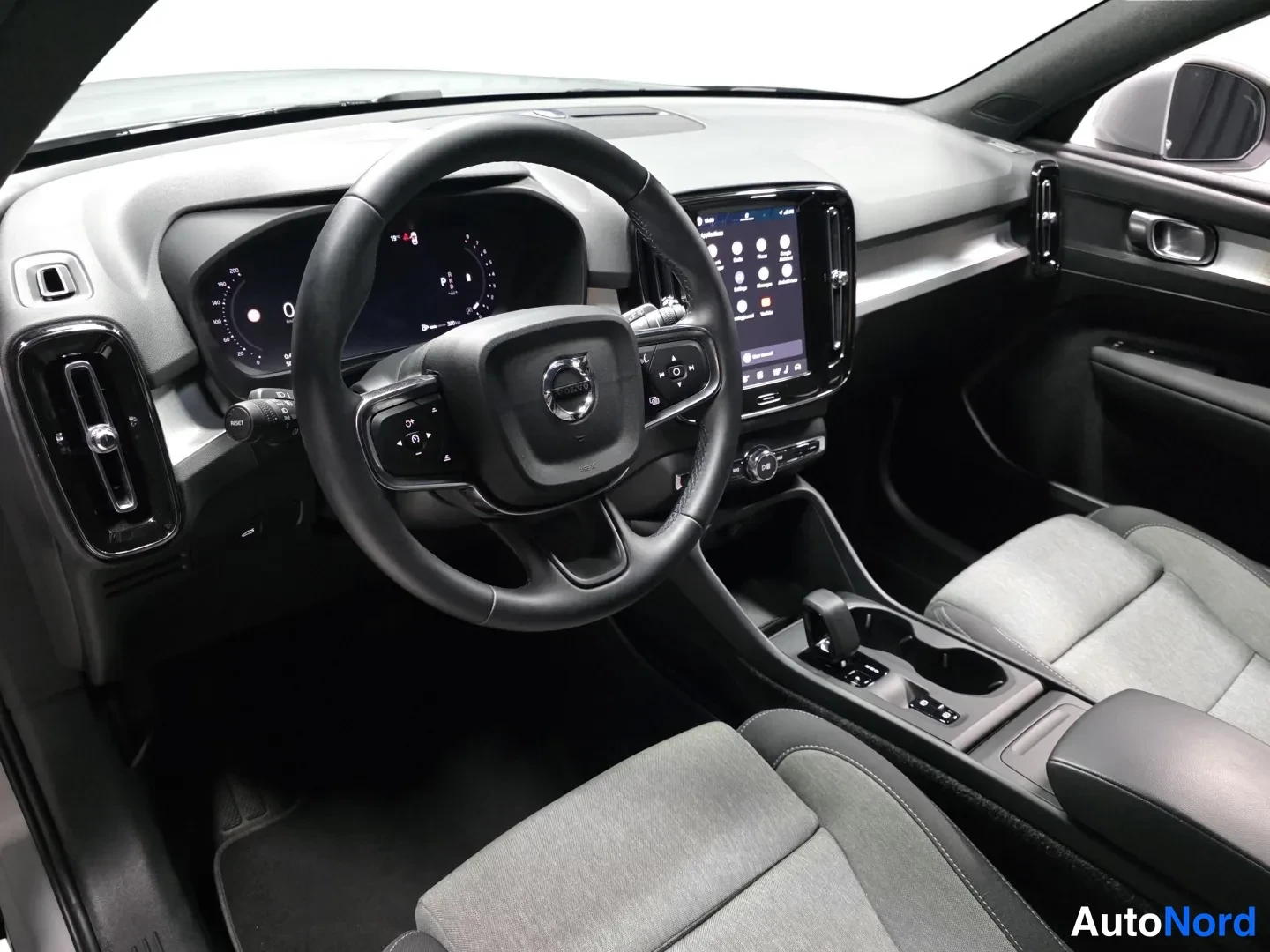 Grey Volvo XC40 2025, photo 10