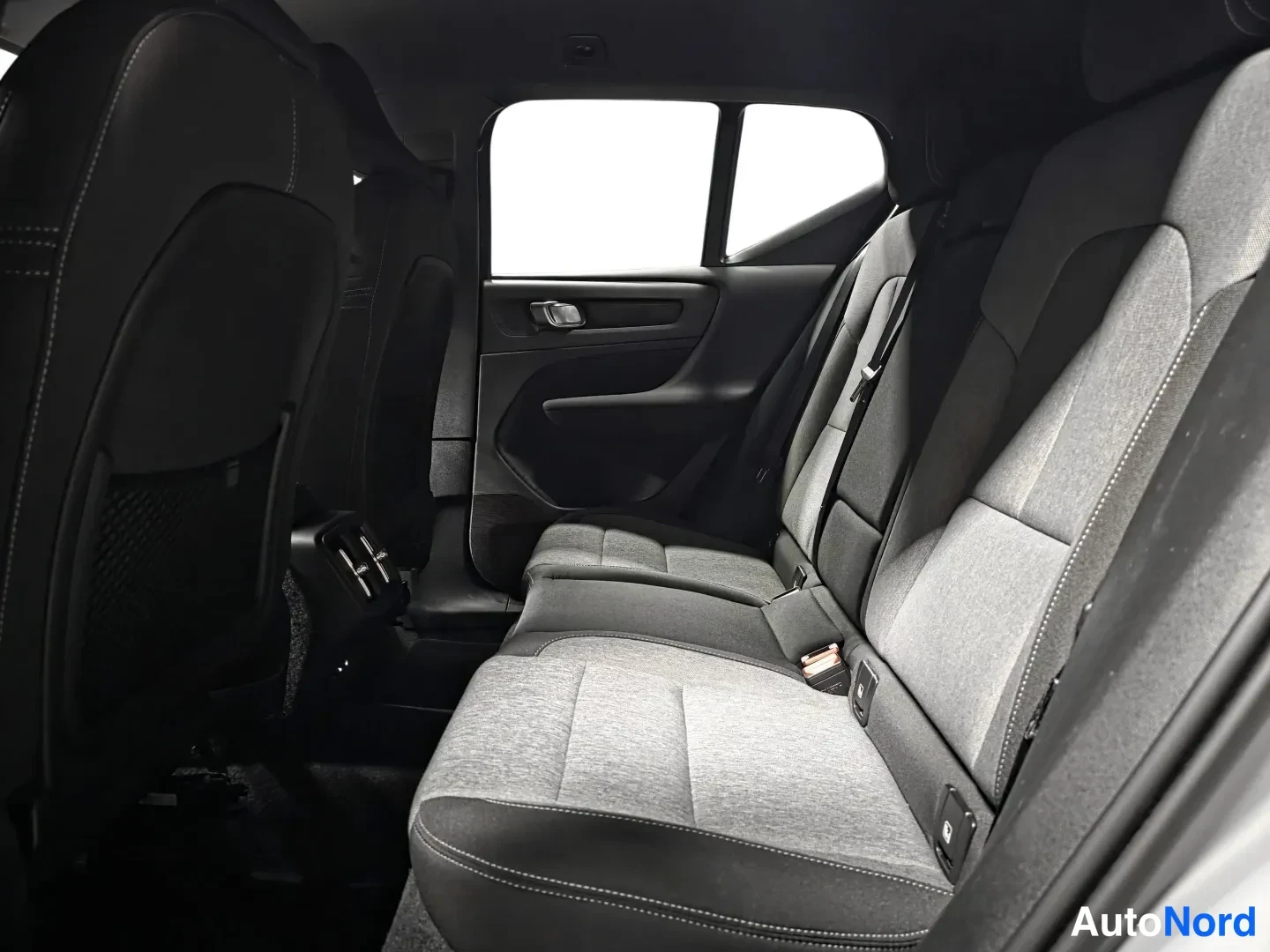 Grey Volvo XC40 2025, photo 11
