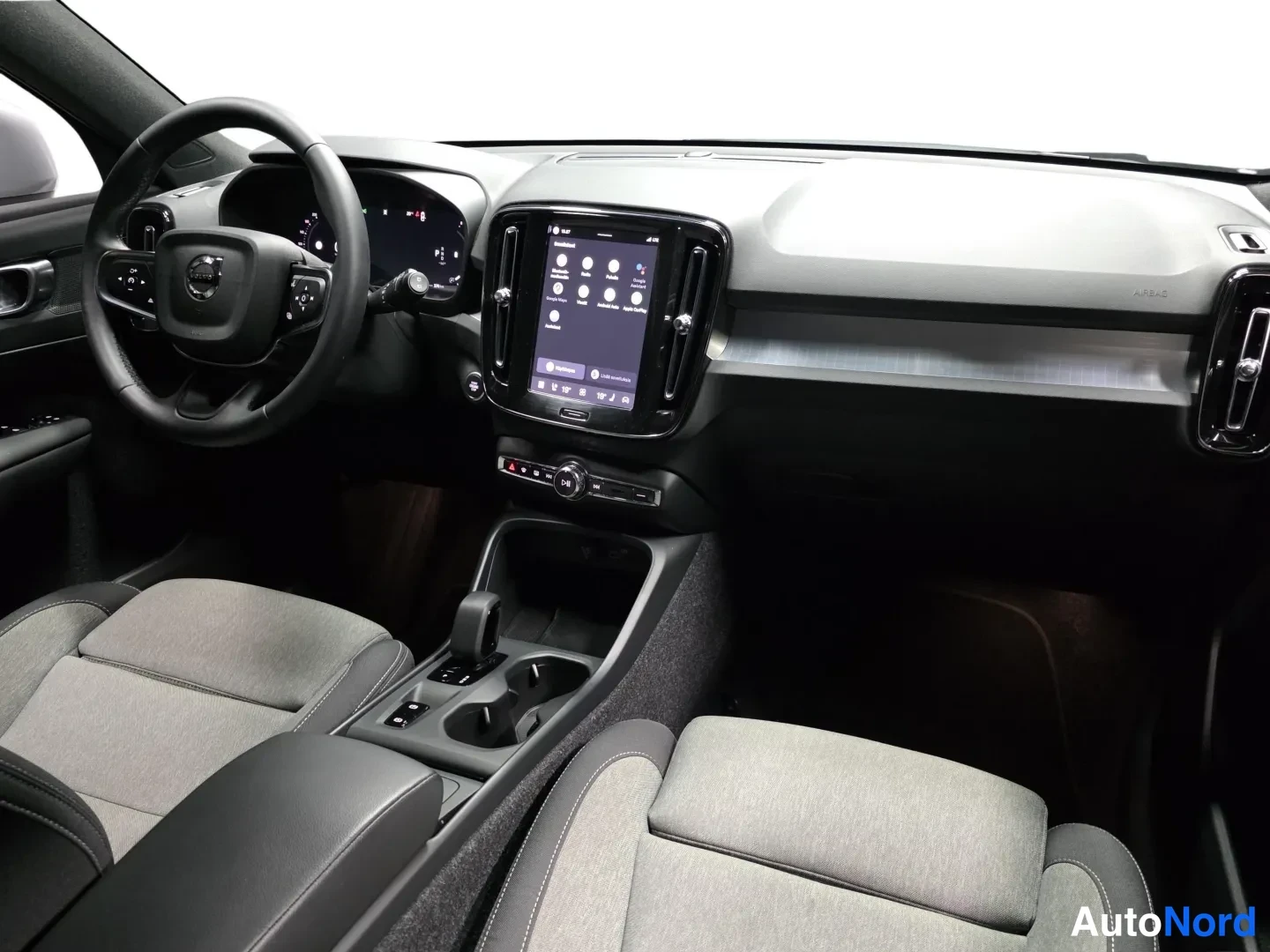 Grey Volvo XC40 2025, photo 8