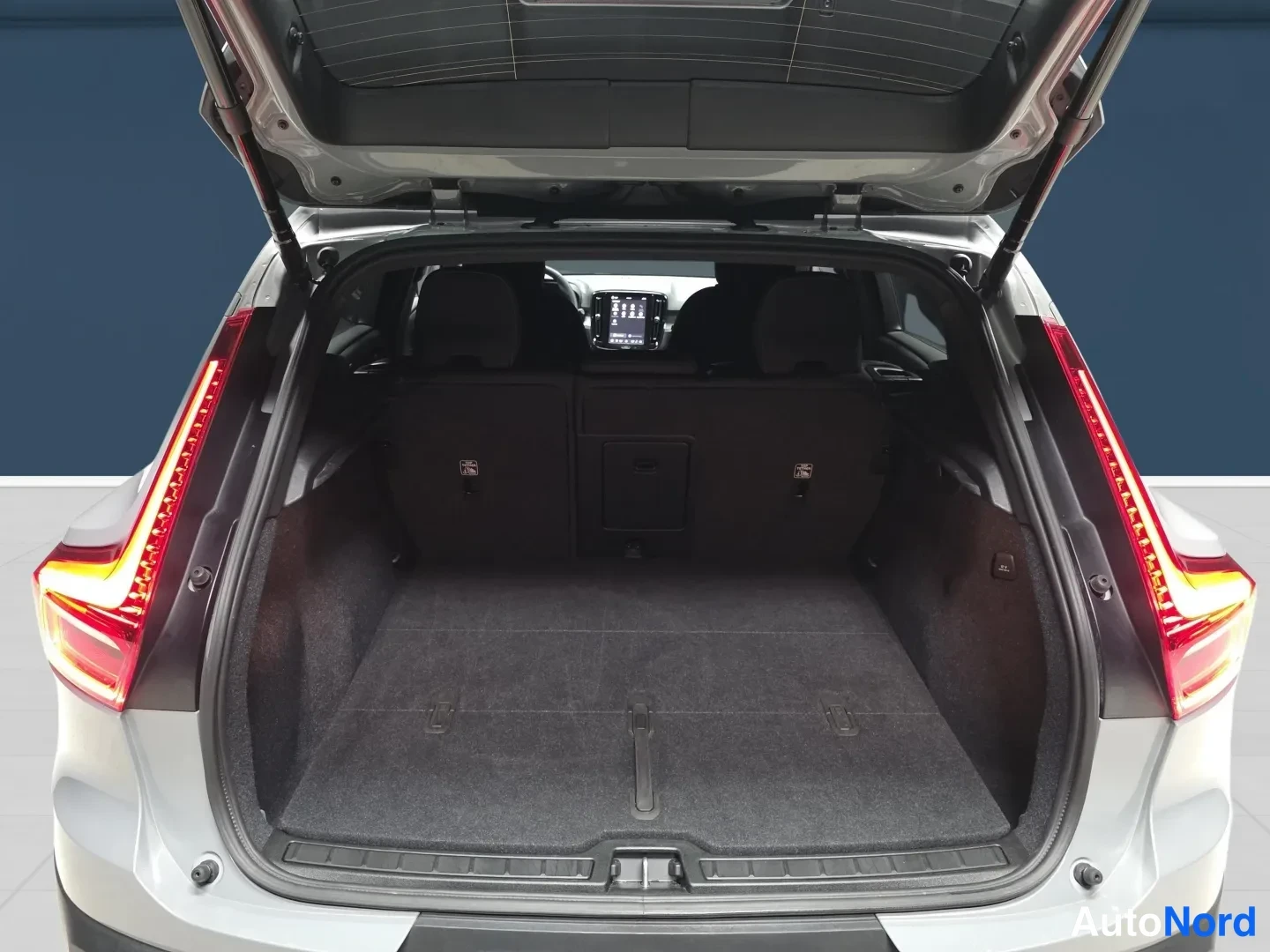 Grey Volvo XC40 2025, rear, photo 7