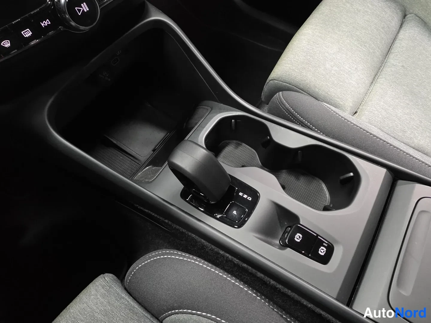 Grey Volvo XC40 2025, photo 15