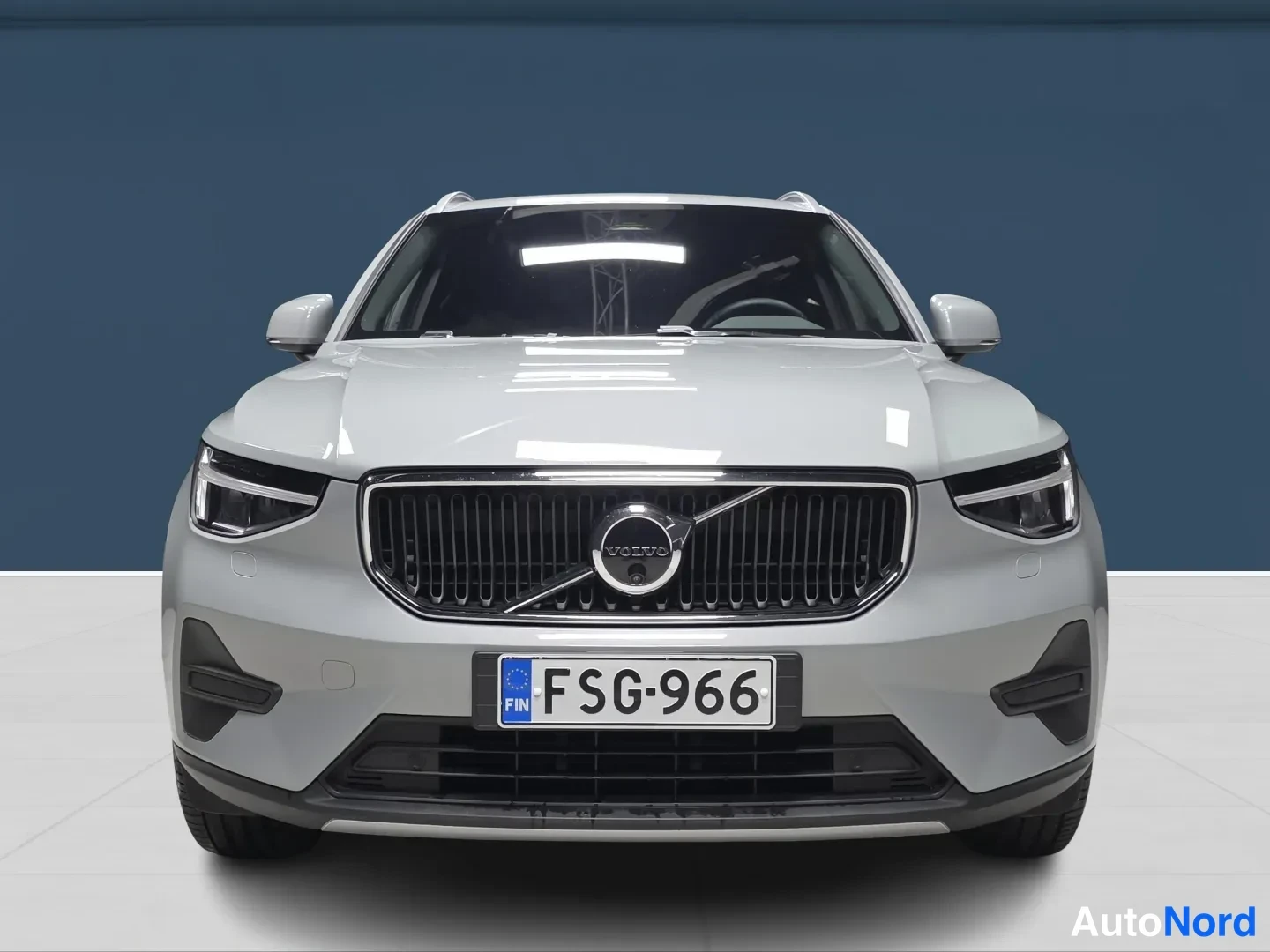 Grey Volvo XC40 2025, front, photo 3