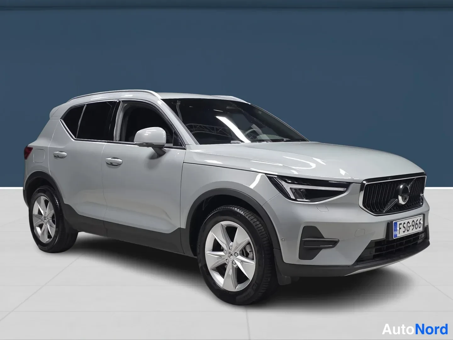 Grey Volvo XC40 2025, front three-quarter, nose to the right, photo 2