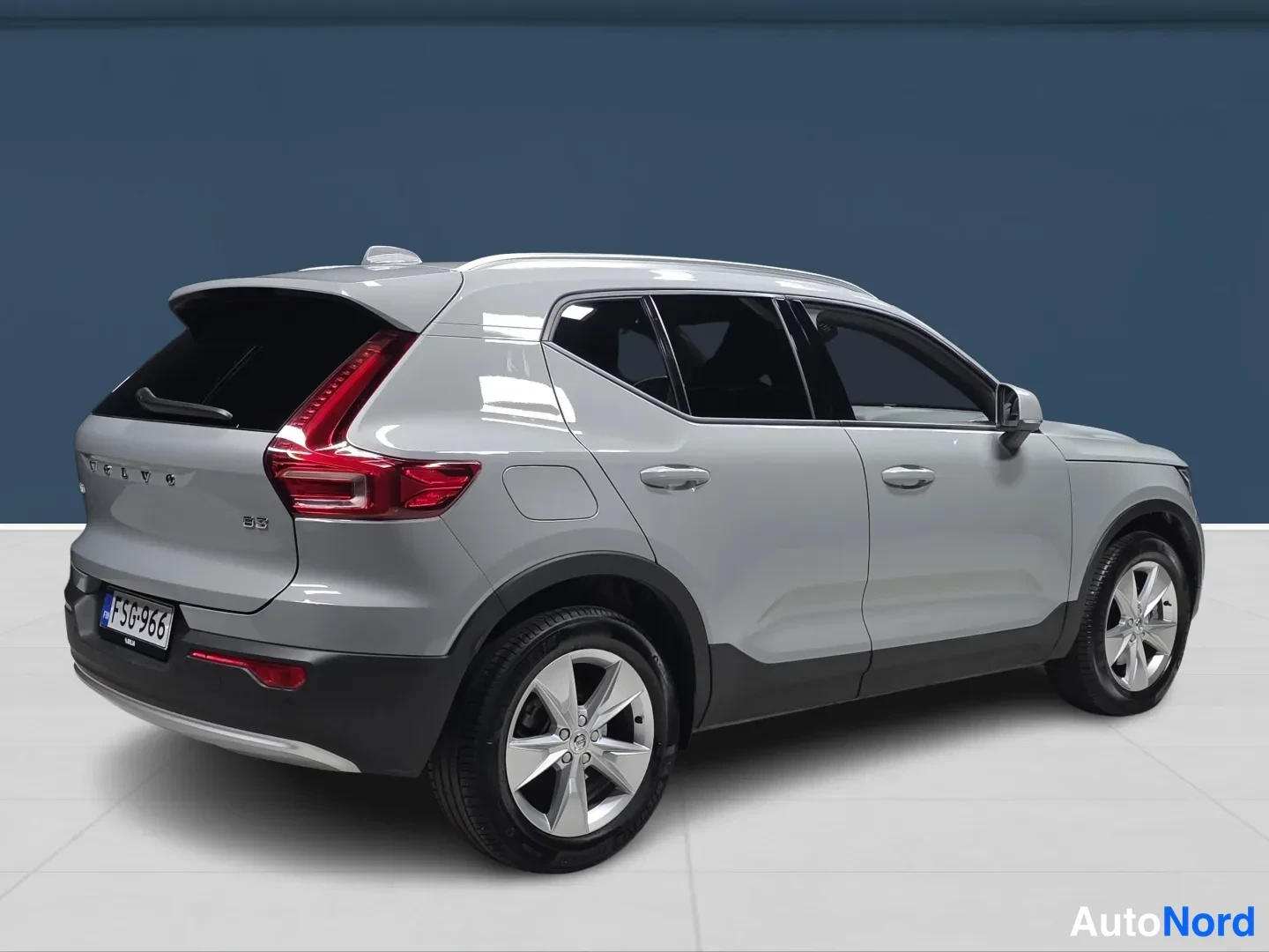 Grey Volvo XC40 2025, rear three-quarter, photo 4