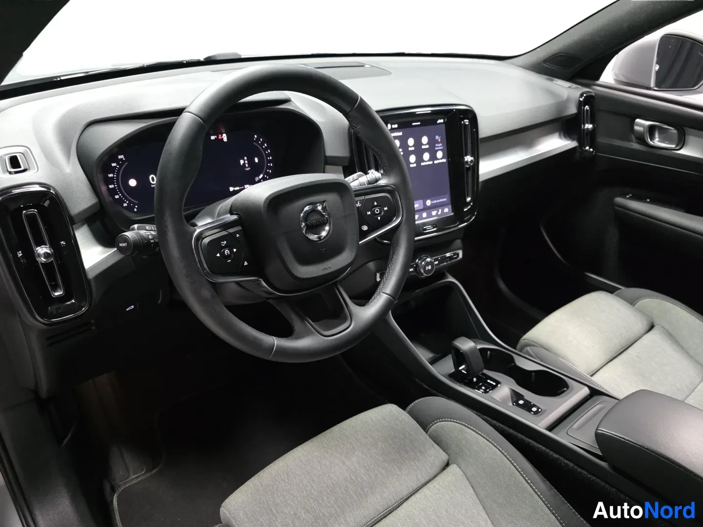 Grey Volvo XC40 2025, photo 10
