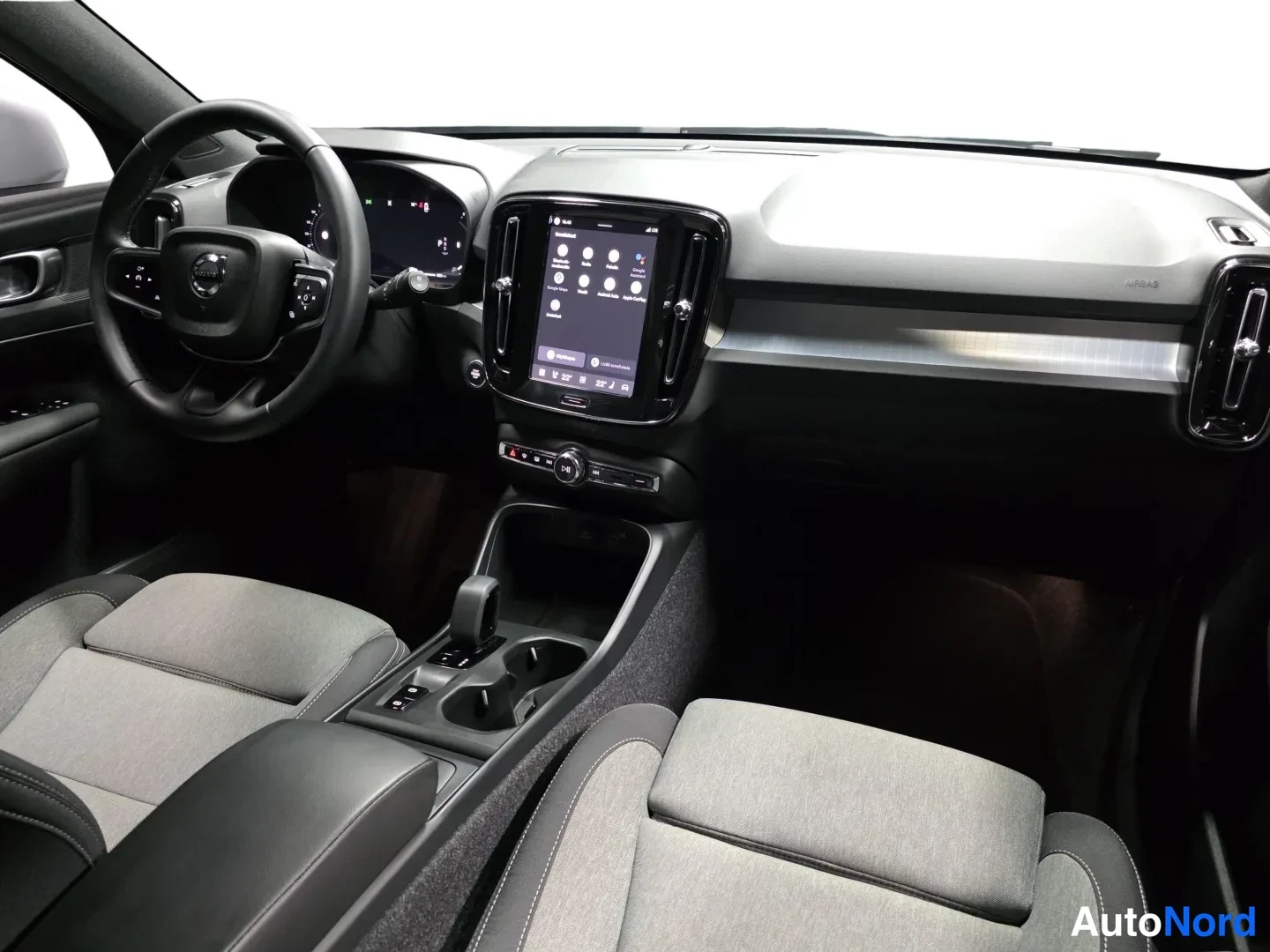 Harmaa Volvo XC40 2025, kuva 8
