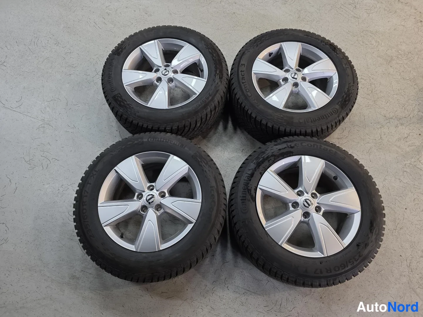 Harmaa Volvo XC40 2025, kuva 13