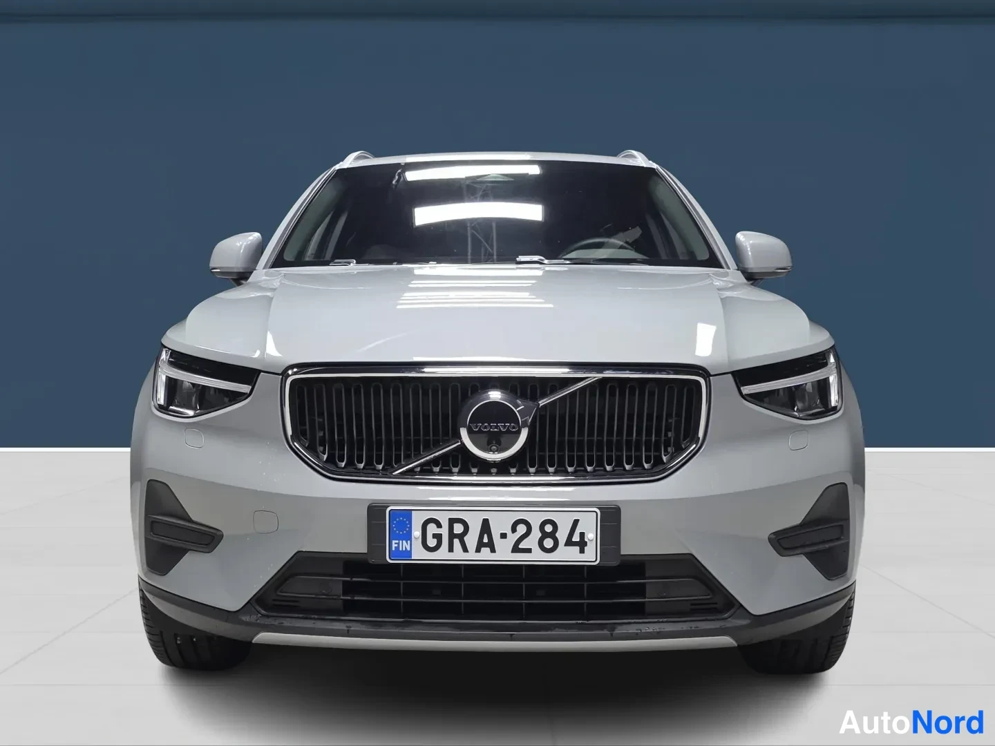Harmaa Volvo XC40 2025, edestä, kuva 3