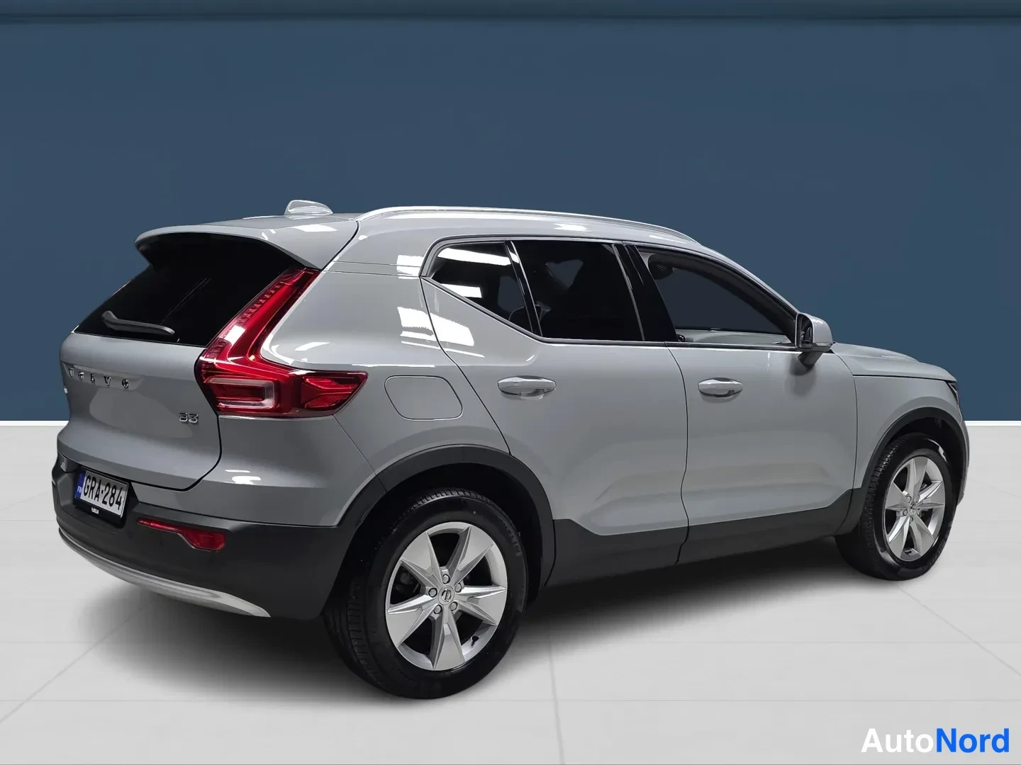 Harmaa Volvo XC40 2025, takaviisto, kuva 4