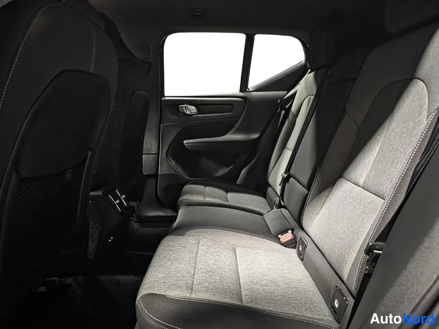 Harmaa Volvo XC40 2025, kuva 11